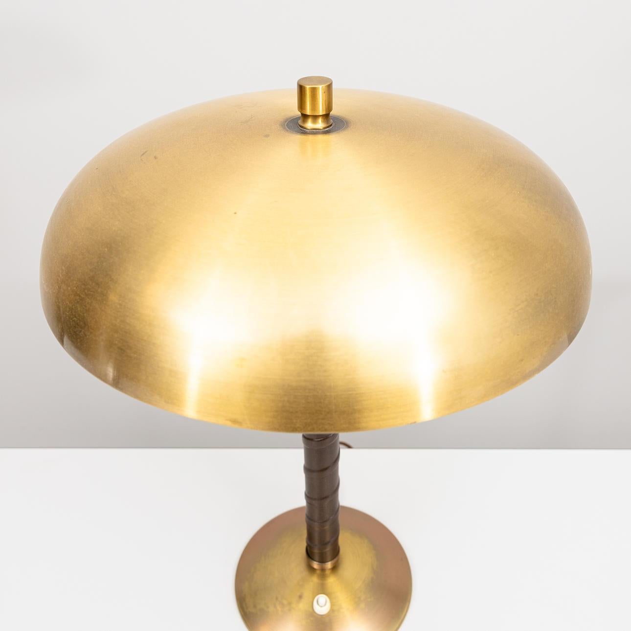 Suédois Lampe de table Einar Bäckström en laiton avec poignée en simili-cuir en vente