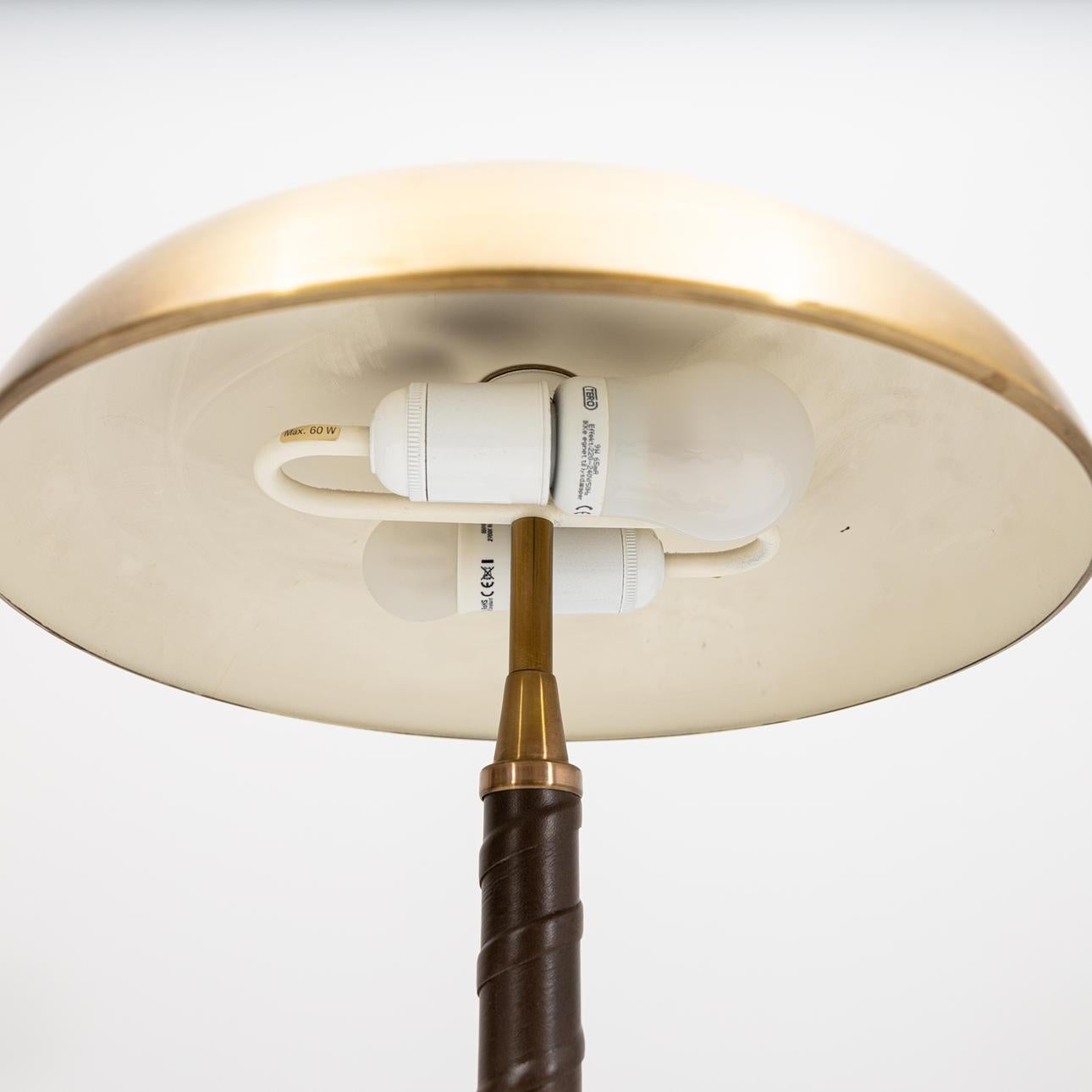 Lampe de table Einar Bäckström en laiton avec poignée en simili-cuir Bon état - En vente à New York, NY