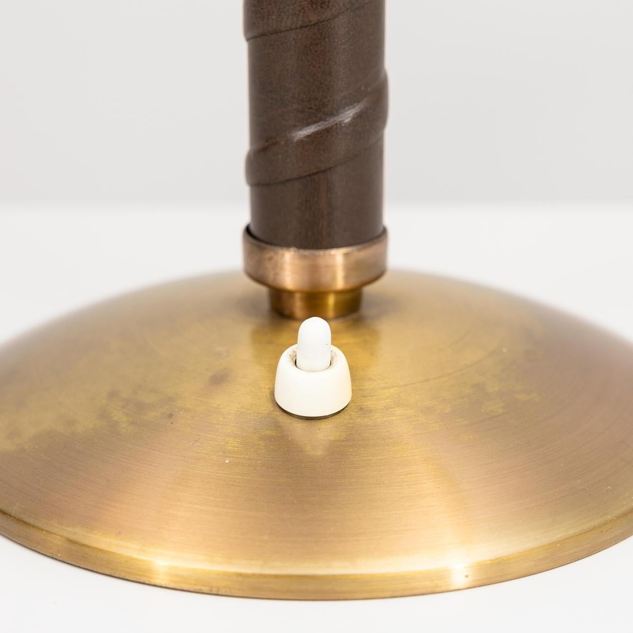 Laiton Lampe de table Einar Bäckström en laiton avec poignée en simili-cuir en vente