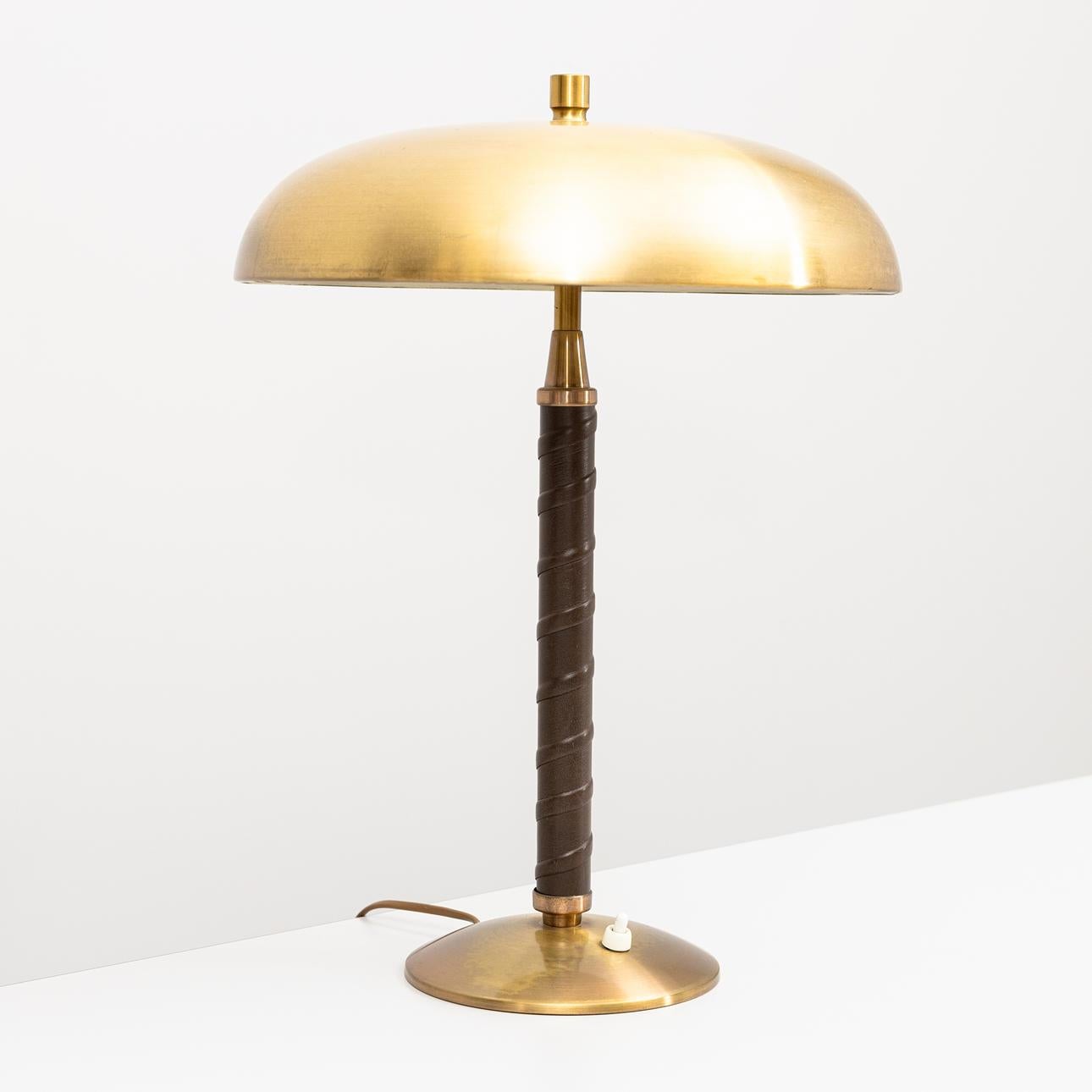 Lampe de table Einar Bäckström en laiton avec poignée en simili-cuir en vente 1