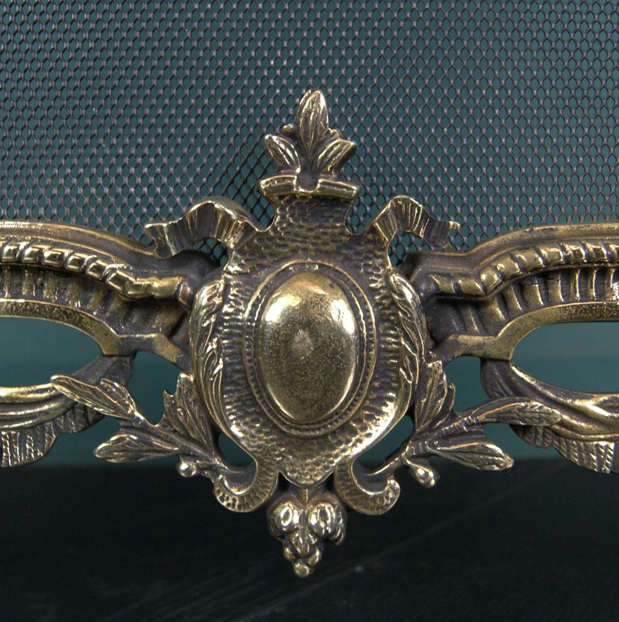 Regency Écran de cheminée anglais en laiton et orné en vente