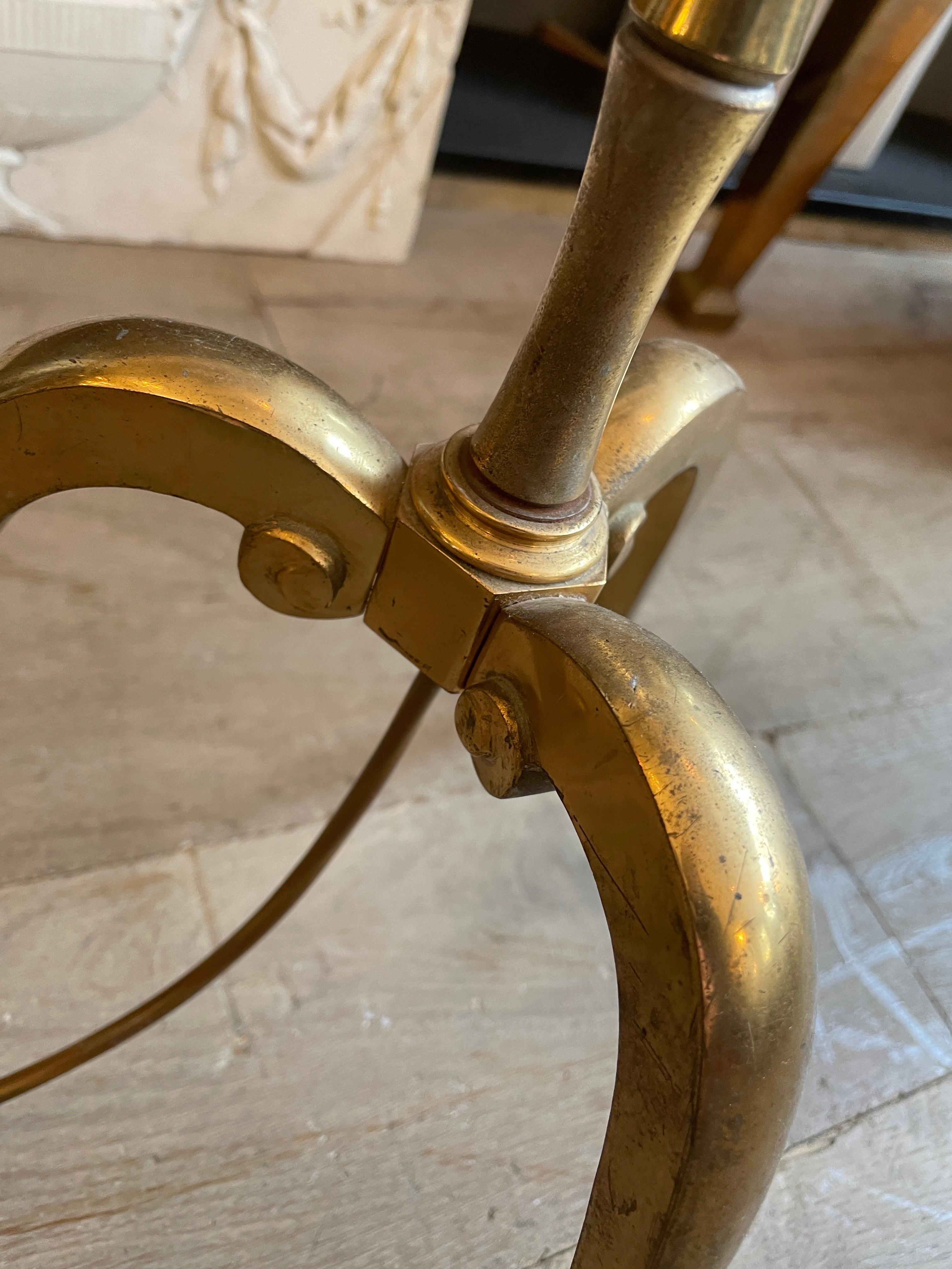 Un'alta ed elegante lampada da terra in ottone finto bambù su piedi cabriole a tripode.
Altezza con paralume 167. Molto simile a quello della Maison Bagues Paris o forse di quest'ultima.