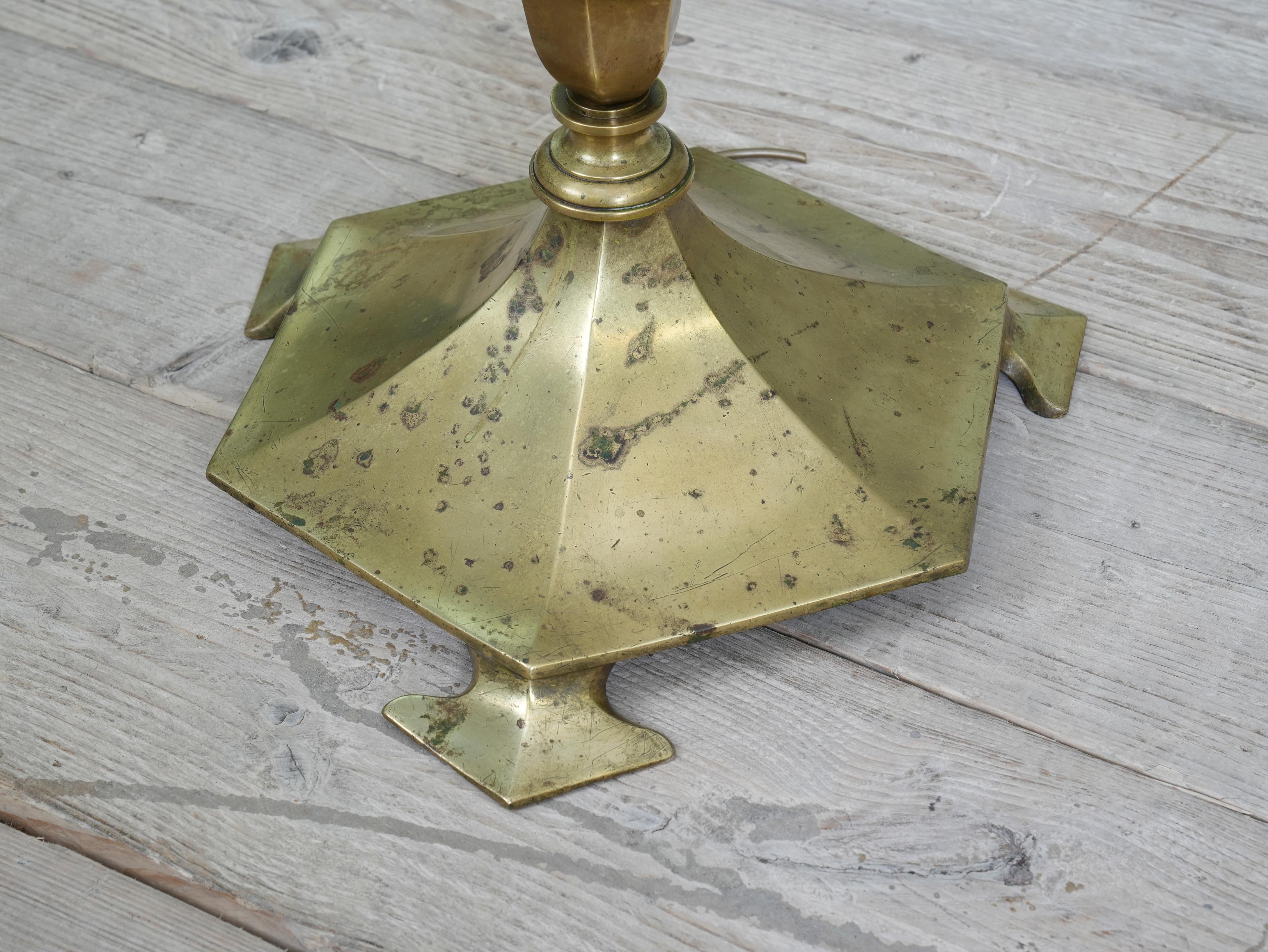 A brass extending floor lamp by Faraday.

Fabulous quality and patina.

English, early 20th century.

H:141 W:41 D:41 CM.

Supplied Rewired and pat tested.