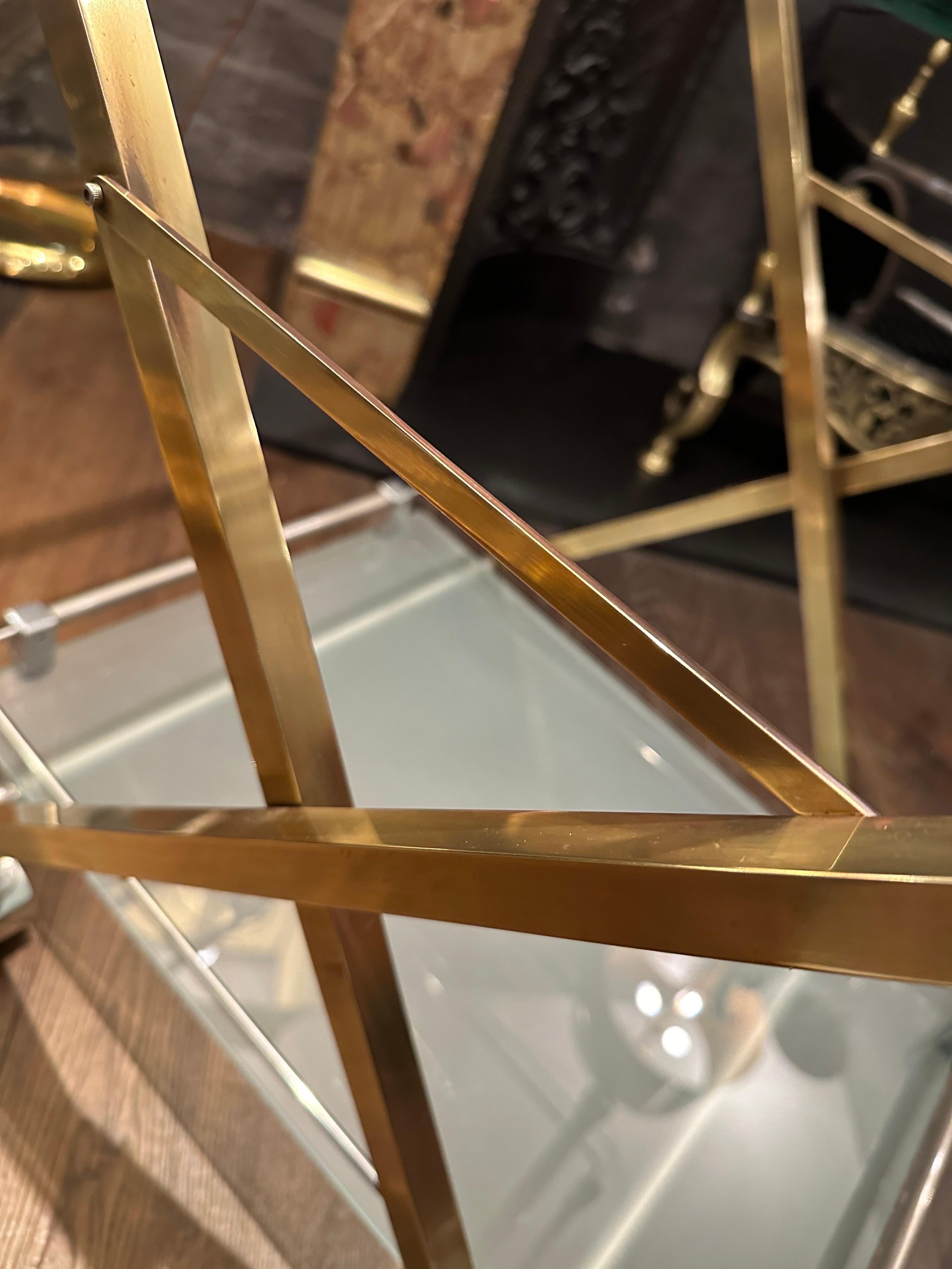Laiton Chariot de bar Peter Ghyczy en laiton, verre et chrome en vente