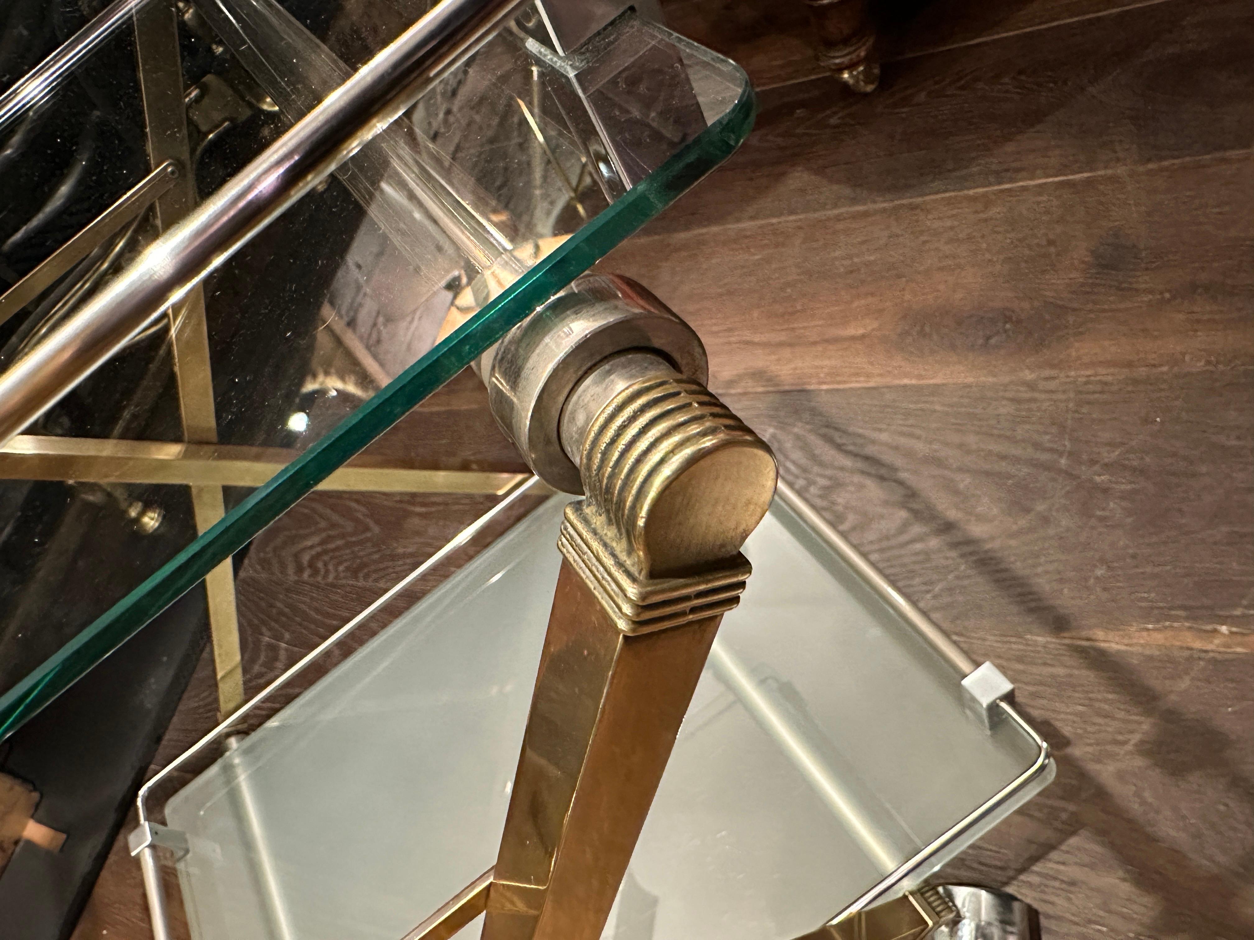 Chariot de bar Peter Ghyczy en laiton, verre et chrome en vente 1