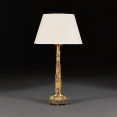 Una lampada da tavolo a colonna gotica in ottone