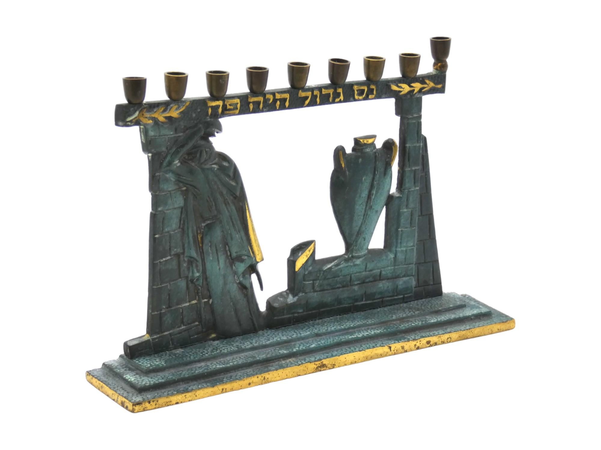 Una lampada Hanukkah Artistics in ottone realizzata in Israele intorno al 1950 riflette la rinascita culturale del popolo ebraico che viveva in Israele in quel periodo.

L'anno 1950 colloca questa lampada di Hanukkah nei primi anni di esistenza
