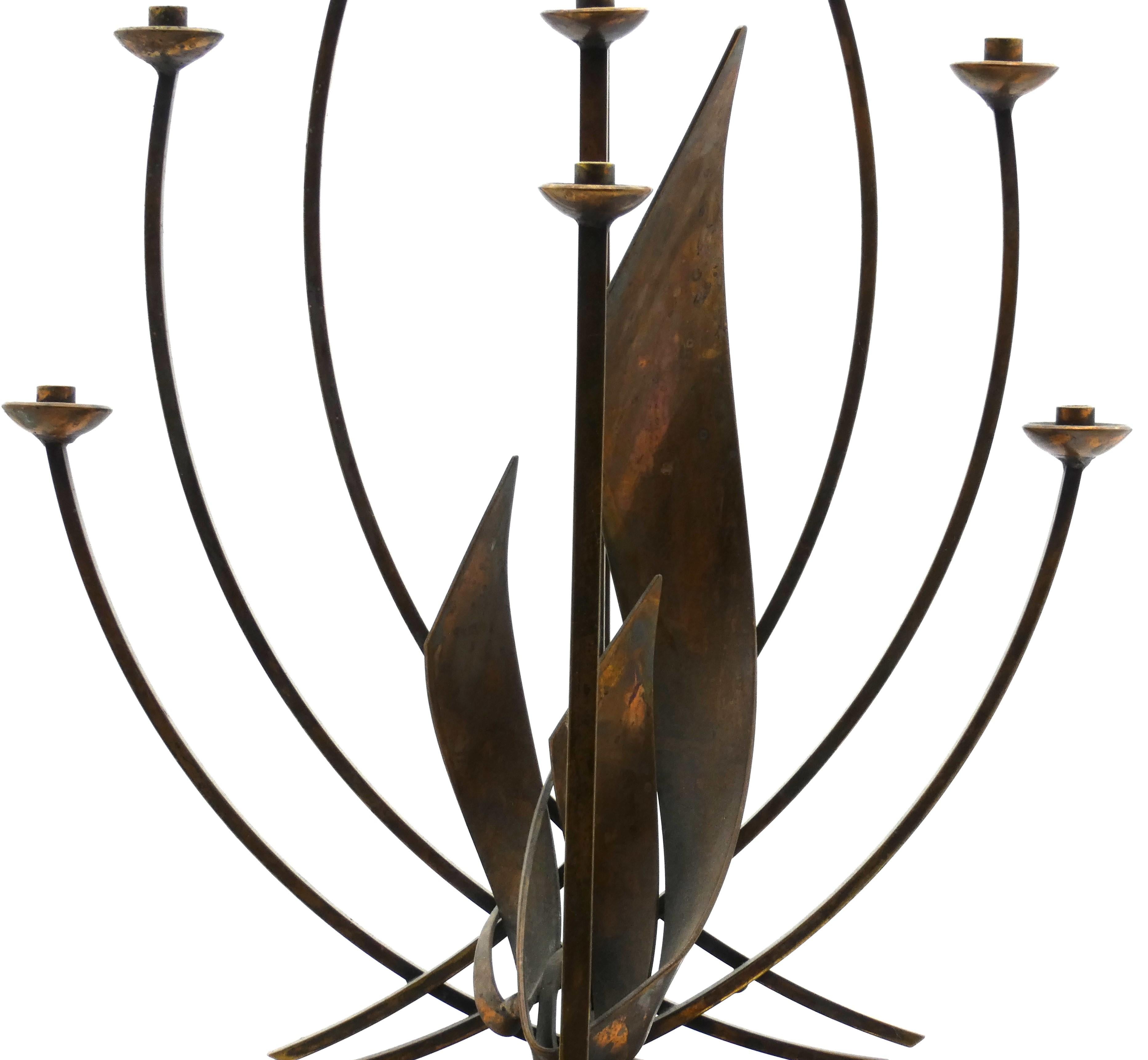 Menorah di Hanukkah moderna in ottone disegnata da Maxwell Chayat montata su un blocco di legno.

Uno stile artistico classico e moderno, noto per essere il metodo caratteristico di Chayat nel progettare lampade e candelabri per Hanukah. 

La prima