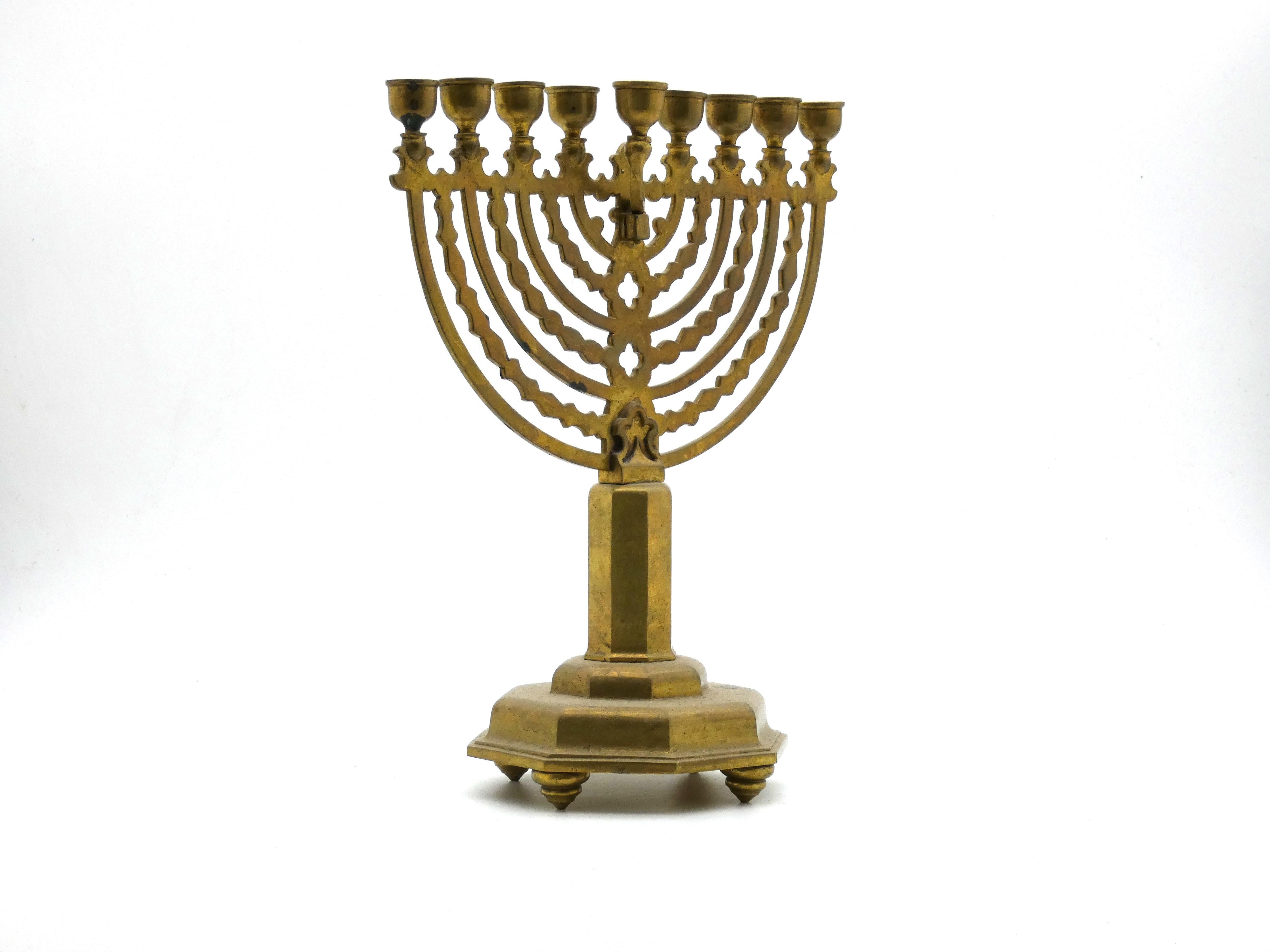 Ottone Menorah di Hanukkah in ottone dell'inizio del XX secolo in vendita