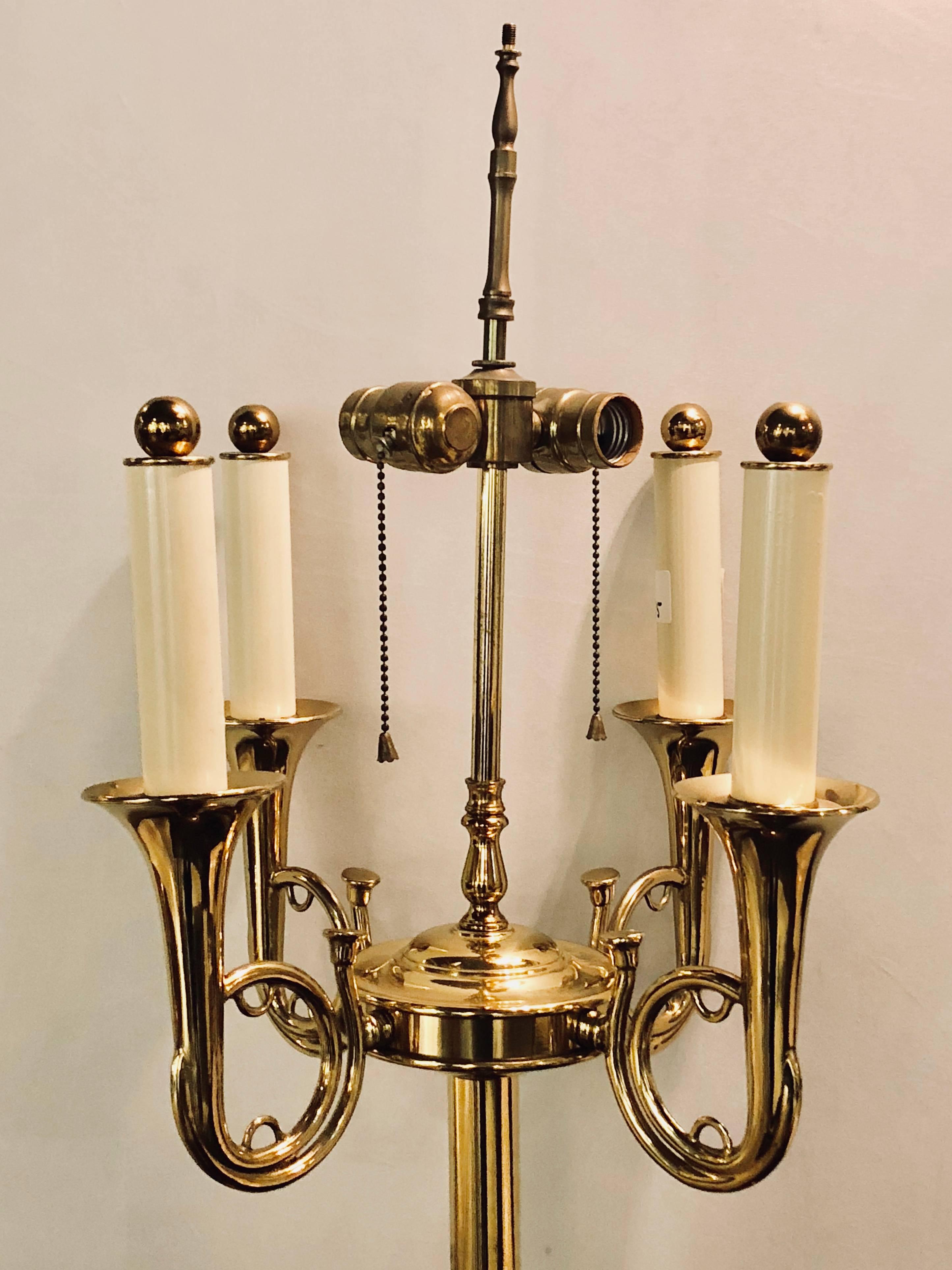 Stehlampe in Trompetenform aus Messing im Hollywood-Regency-Stil von Tommi Parzinger (Hollywood Regency) im Angebot
