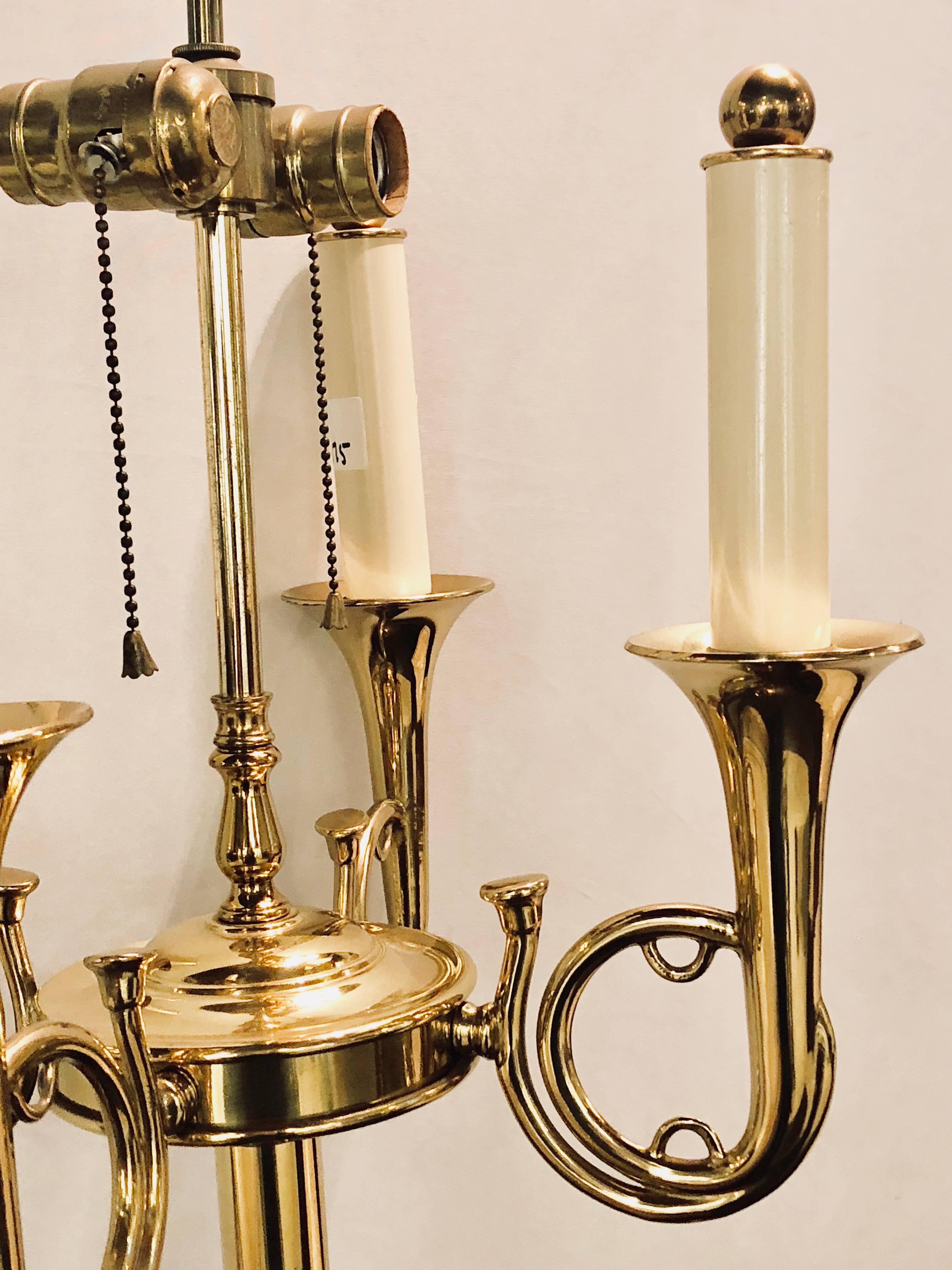 Stehlampe in Trompetenform aus Messing im Hollywood-Regency-Stil von Tommi Parzinger im Zustand „Gut“ im Angebot in Stamford, CT