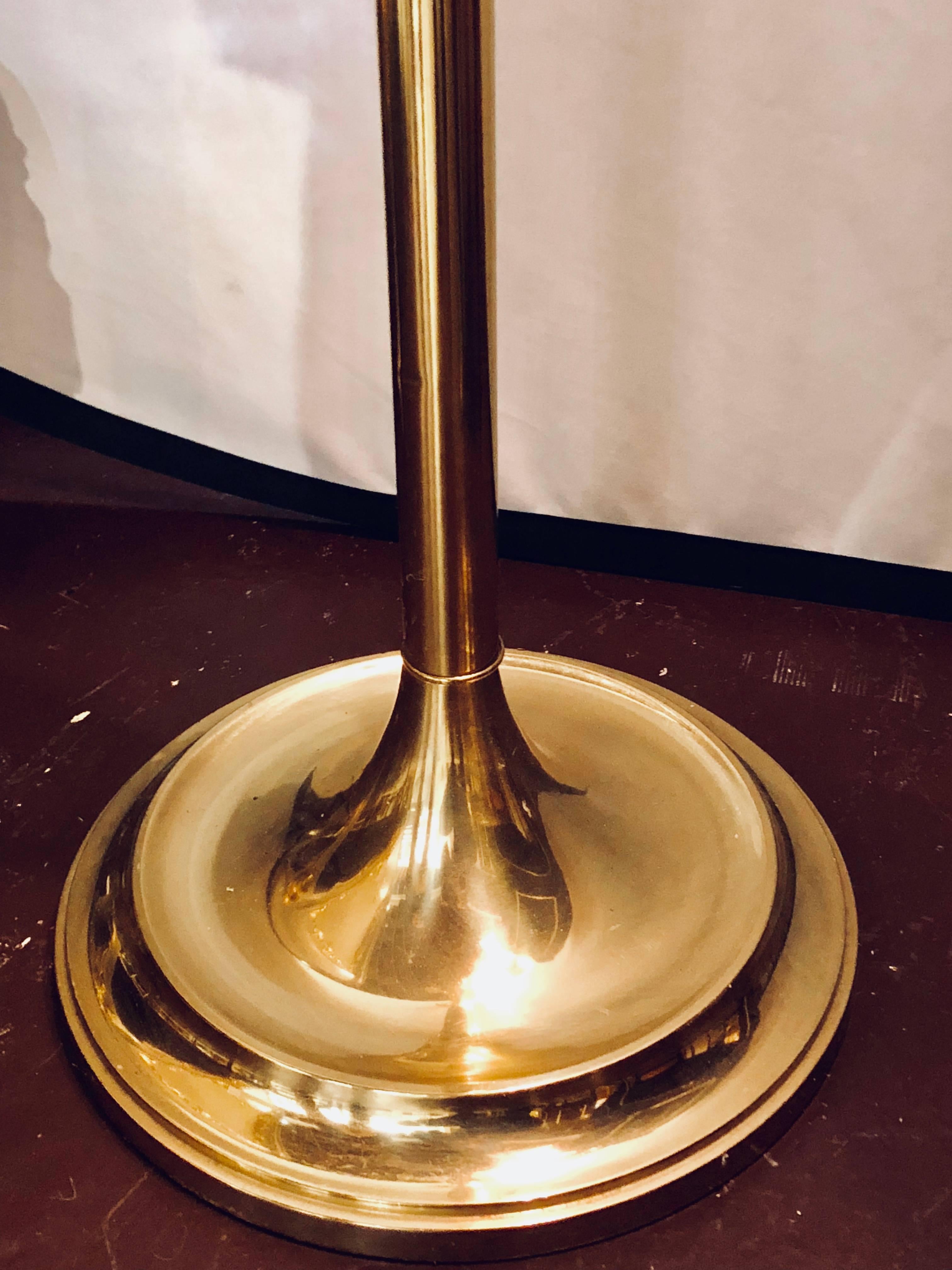 Brass Hollywood Regency Tommi Parzinger Style Trumpet Form Floor Lamp In Good Condition For Sale In Stamford, CT