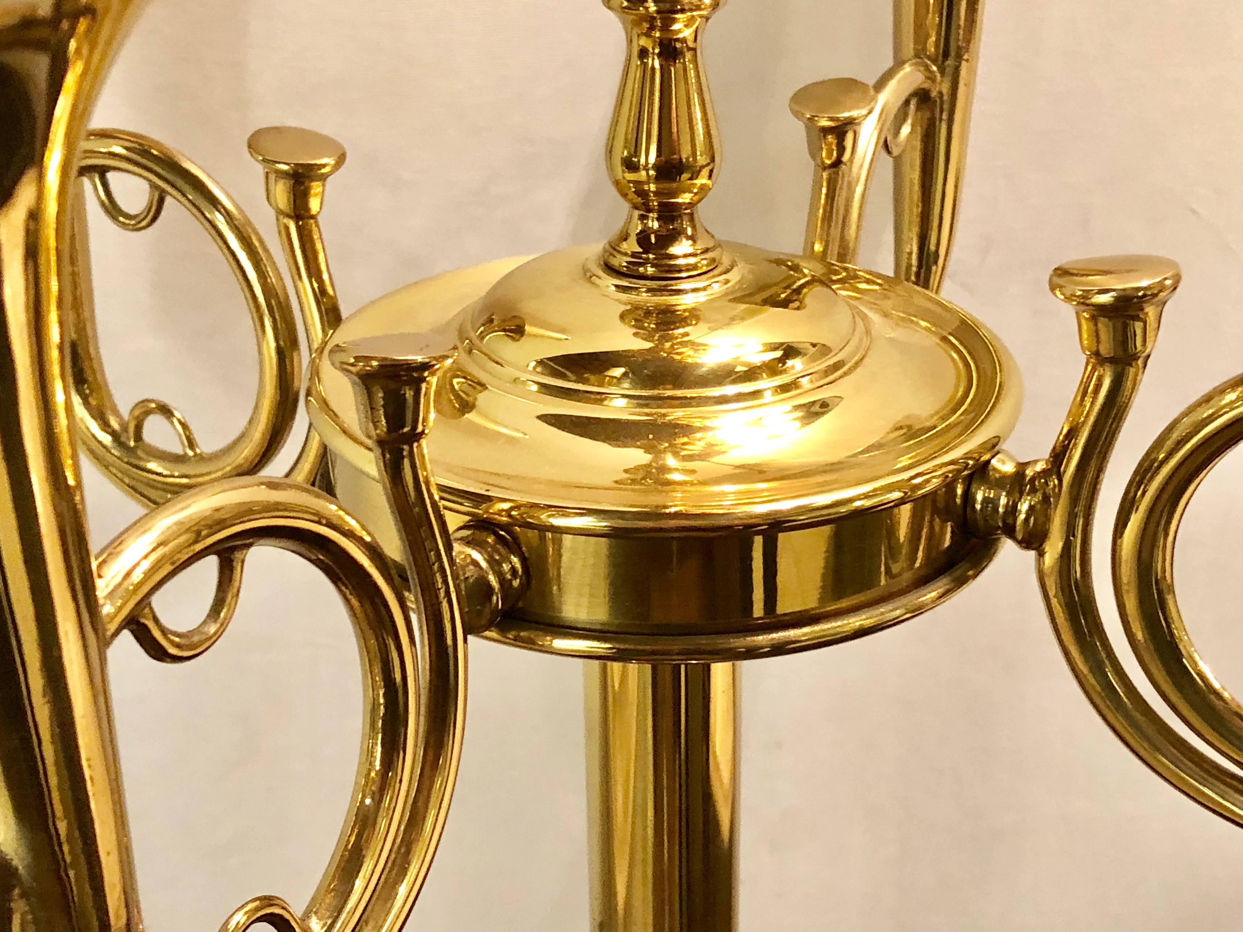 Stehlampe in Trompetenform aus Messing im Hollywood-Regency-Stil von Tommi Parzinger im Angebot 1