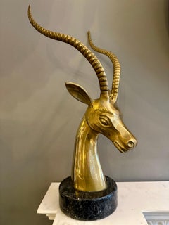 Testa di Impala e corna in ottone su base di marmo nero