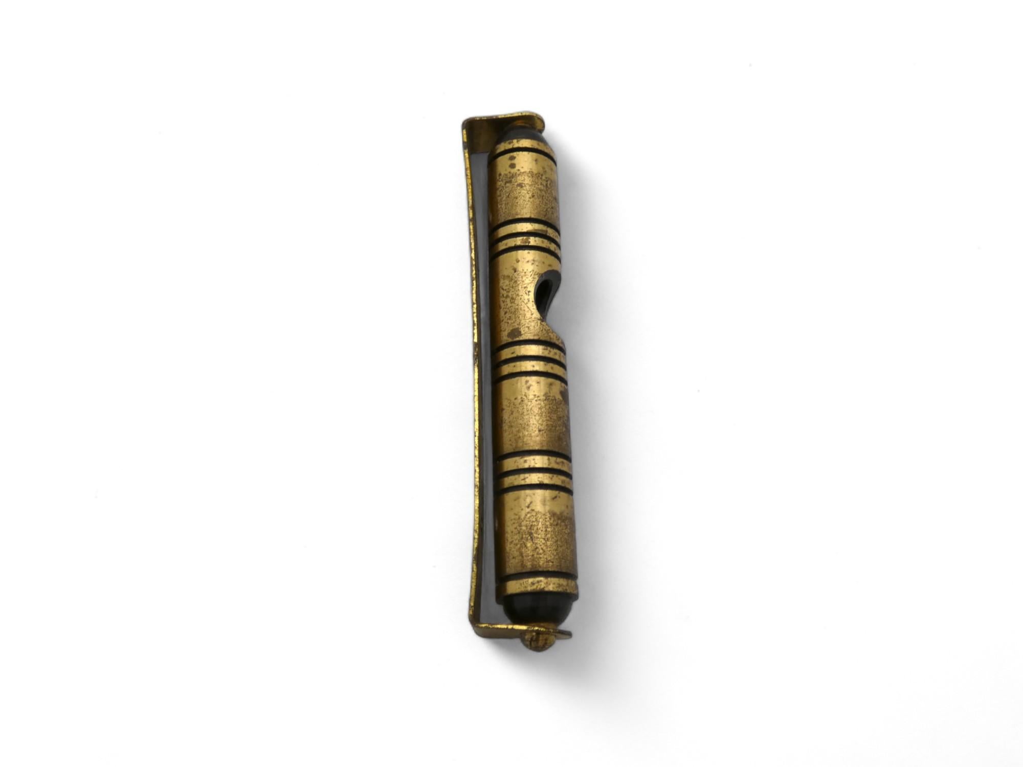 Un étui à Mezuzah en laiton fabriqué par Hans Teppich à Jérusalem vers 1950.

Hans Teppich est né en Allemagne en 1904. Après avoir terminé ses études secondaires à Berlin, il a étudié l'art en cours du soir, puis a continué à étudier pendant dix
