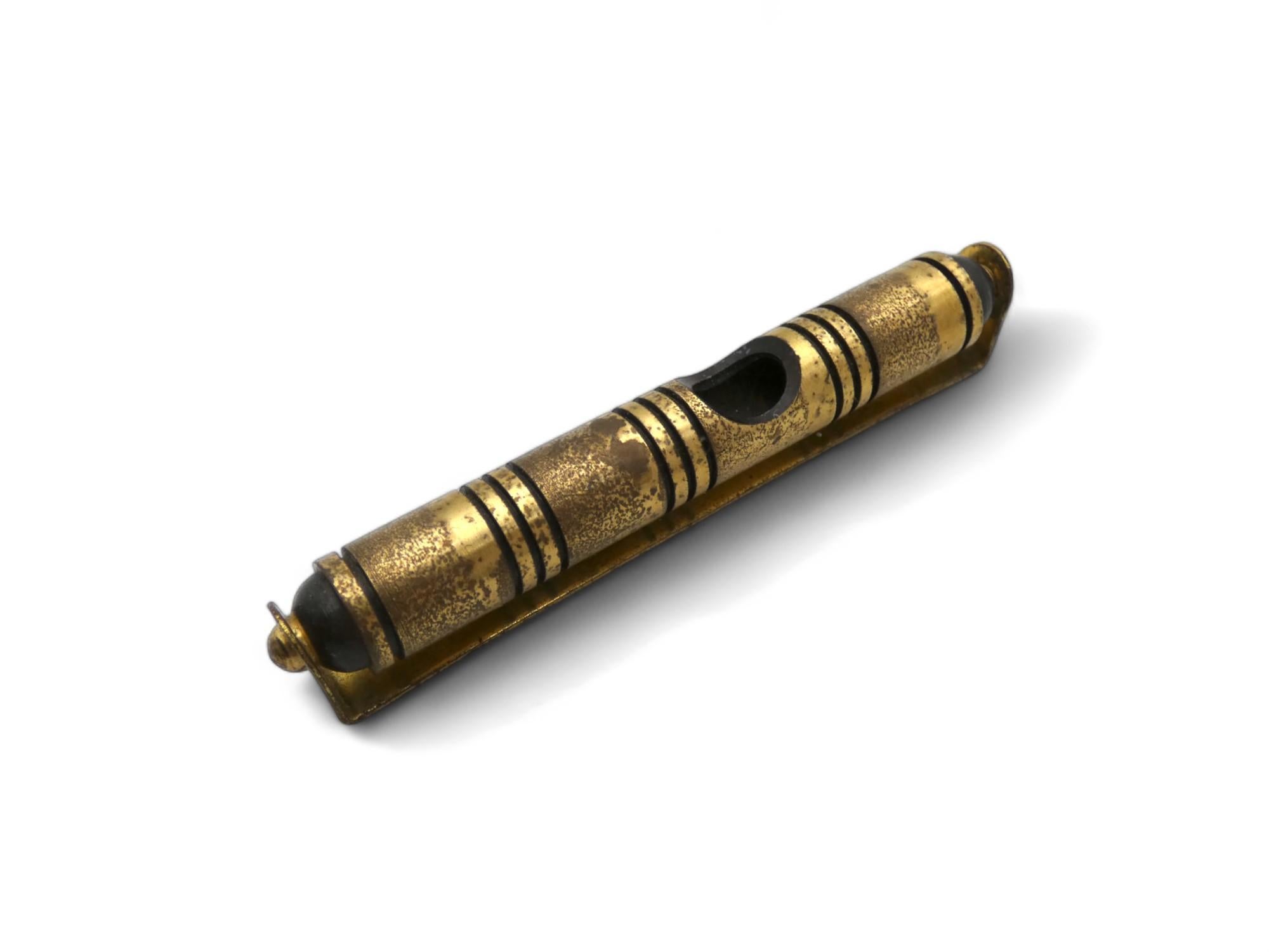 Israélien Un étui Mezuzah en laiton de Hans Teppich, Jérusalem, vers 1950. Judaïque en vente