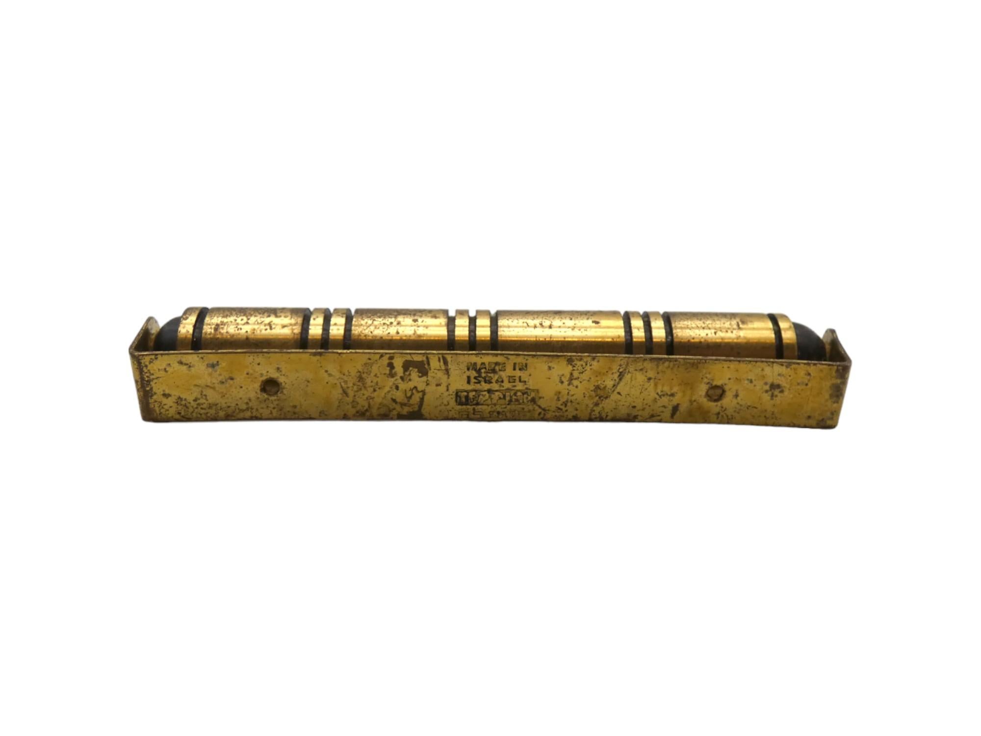 Un étui Mezuzah en laiton de Hans Teppich, Jérusalem, vers 1950. Judaïque Bon état - En vente à New York, NY