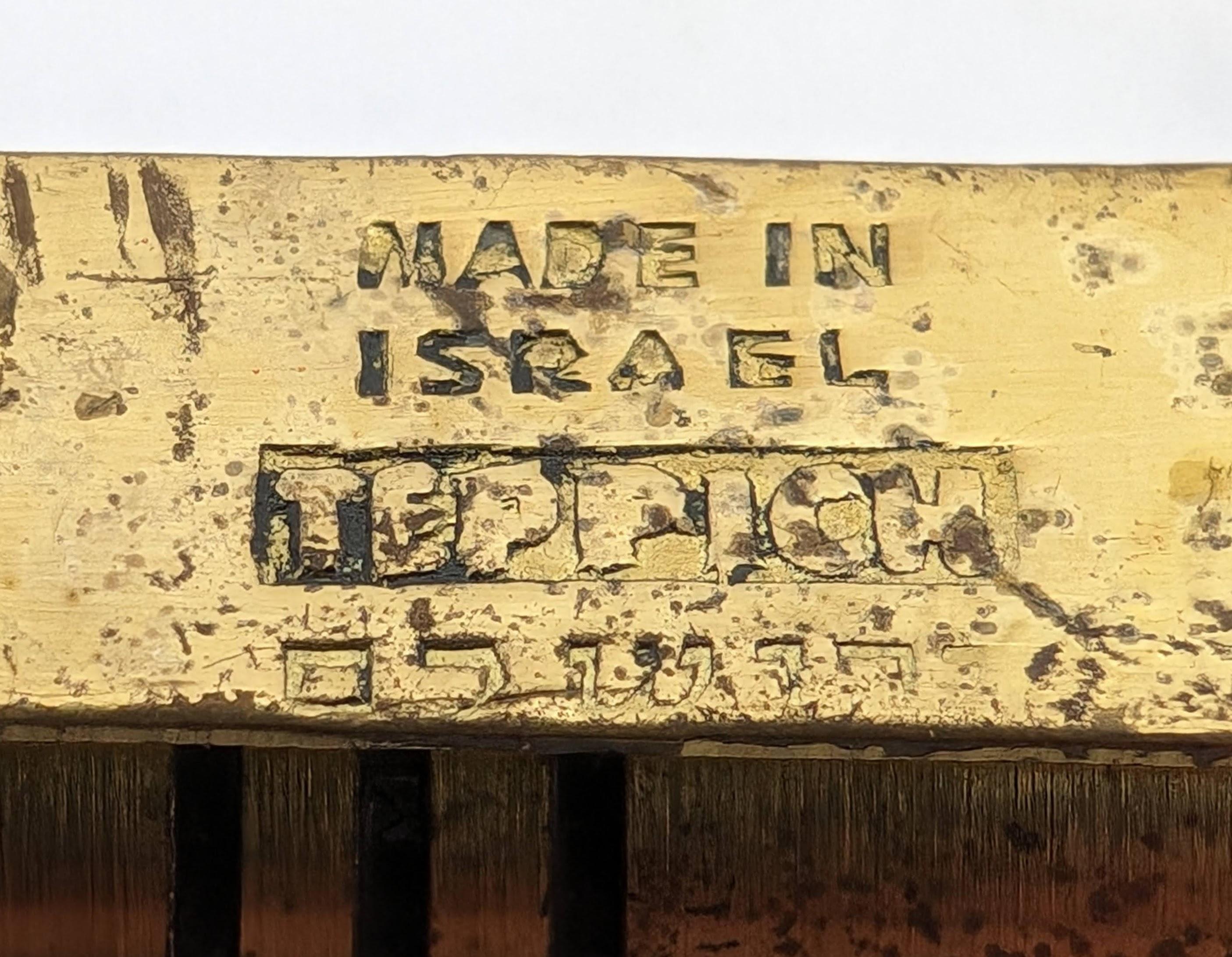 20ième siècle Un étui Mezuzah en laiton de Hans Teppich, Jérusalem, vers 1950. Judaïque en vente