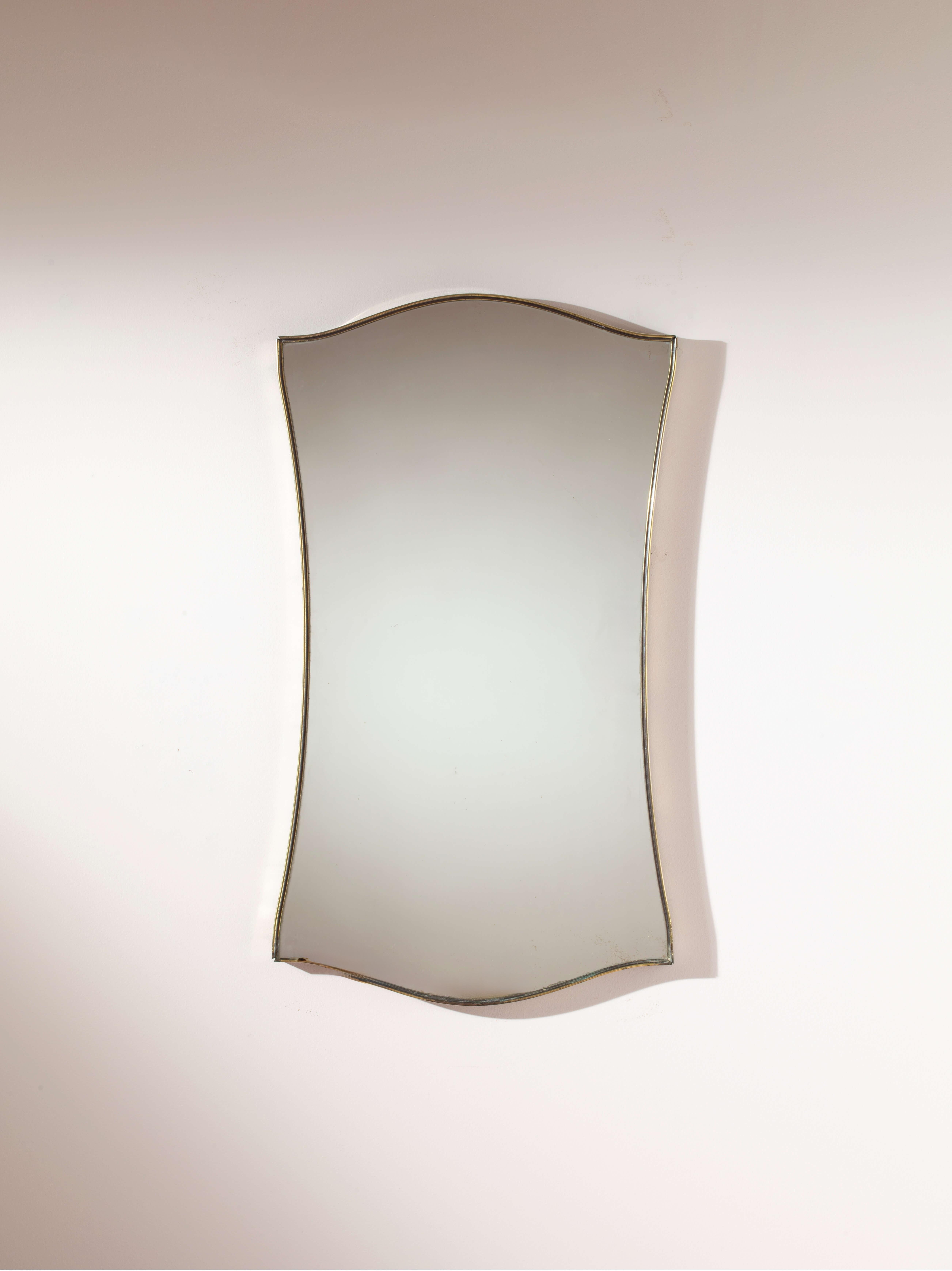A beautiful brass mirror with a polished brass frame and mirrored crystal, Italian craftsmanship, 1960s.

The mirror, an object of allure, a vanity accessory, and a decorative complement capable of infusing character into a space. We present an