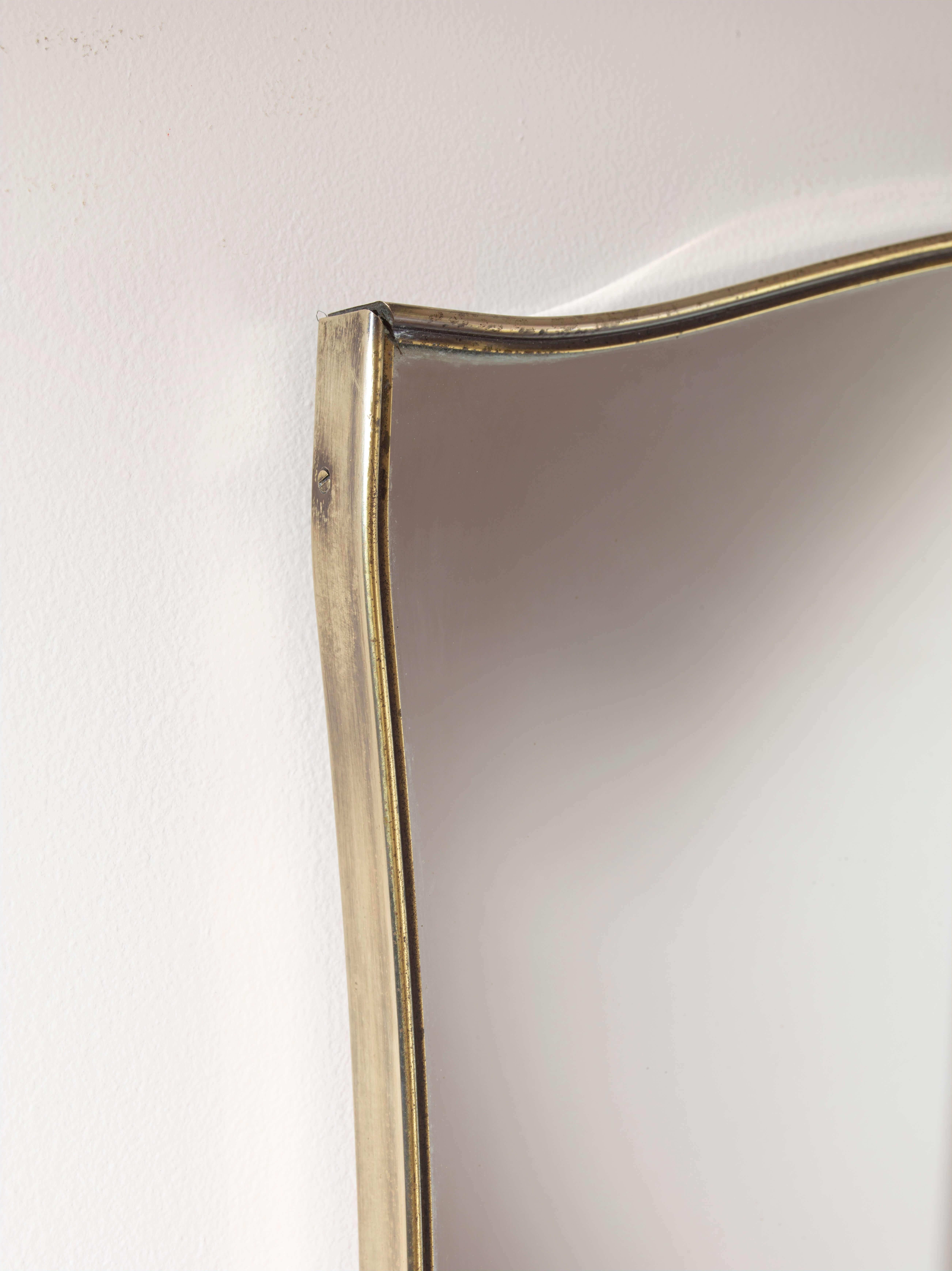A brass mirror with brass frame and mirrored glass, Italy, 1960s In Good Condition In Chiavari, Liguria
