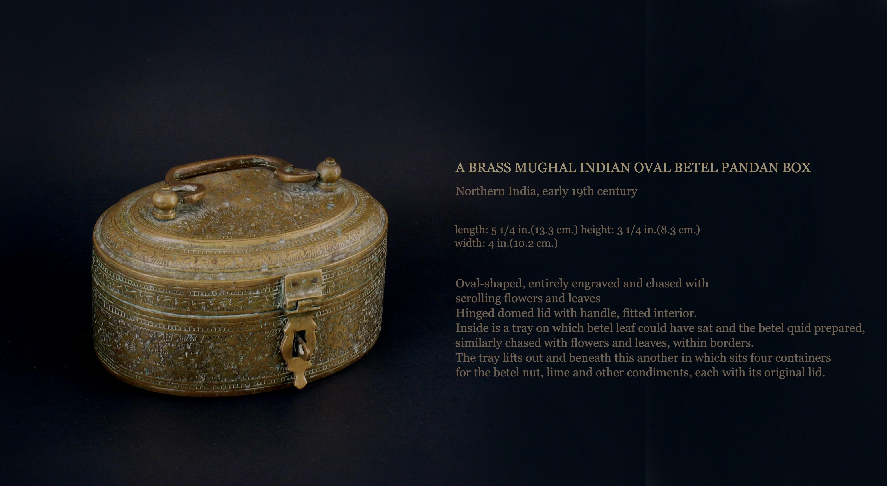 CAJA OVALADA MOGOL INDIA DE LATÓN PARA BETEL PANDAN
Norte de la India, principios del siglo XIX.

Longitud: 13,3 cm (5 1/4 pulg.) (13,3 cm.) Altura: 8,3 cm. (8,3 cm.) Anchura: 10,2 cm. (10,2 cm.)

De forma ovalada, totalmente grabada y cincelada con