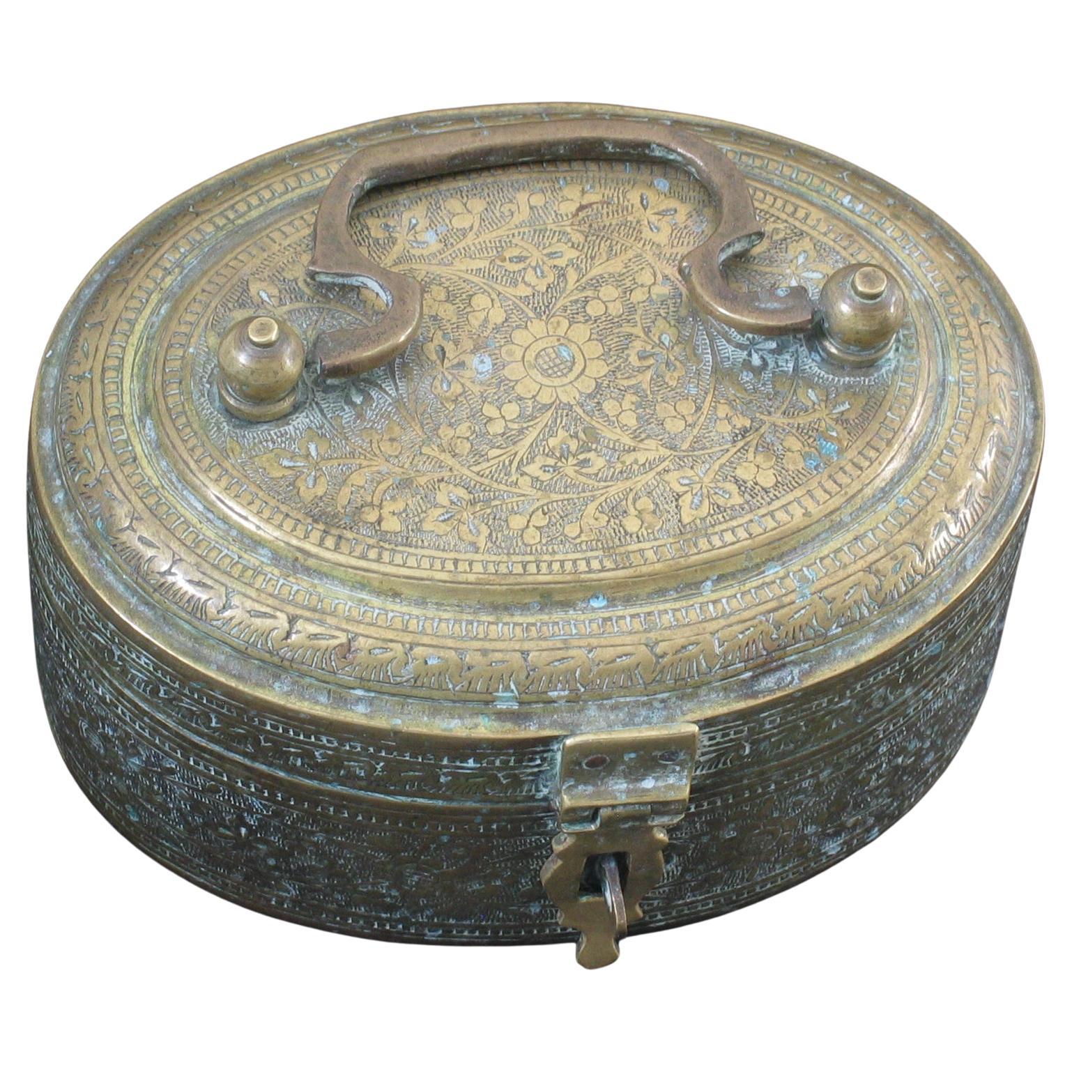 Caja ovalada mogol india de latón para betel pandan