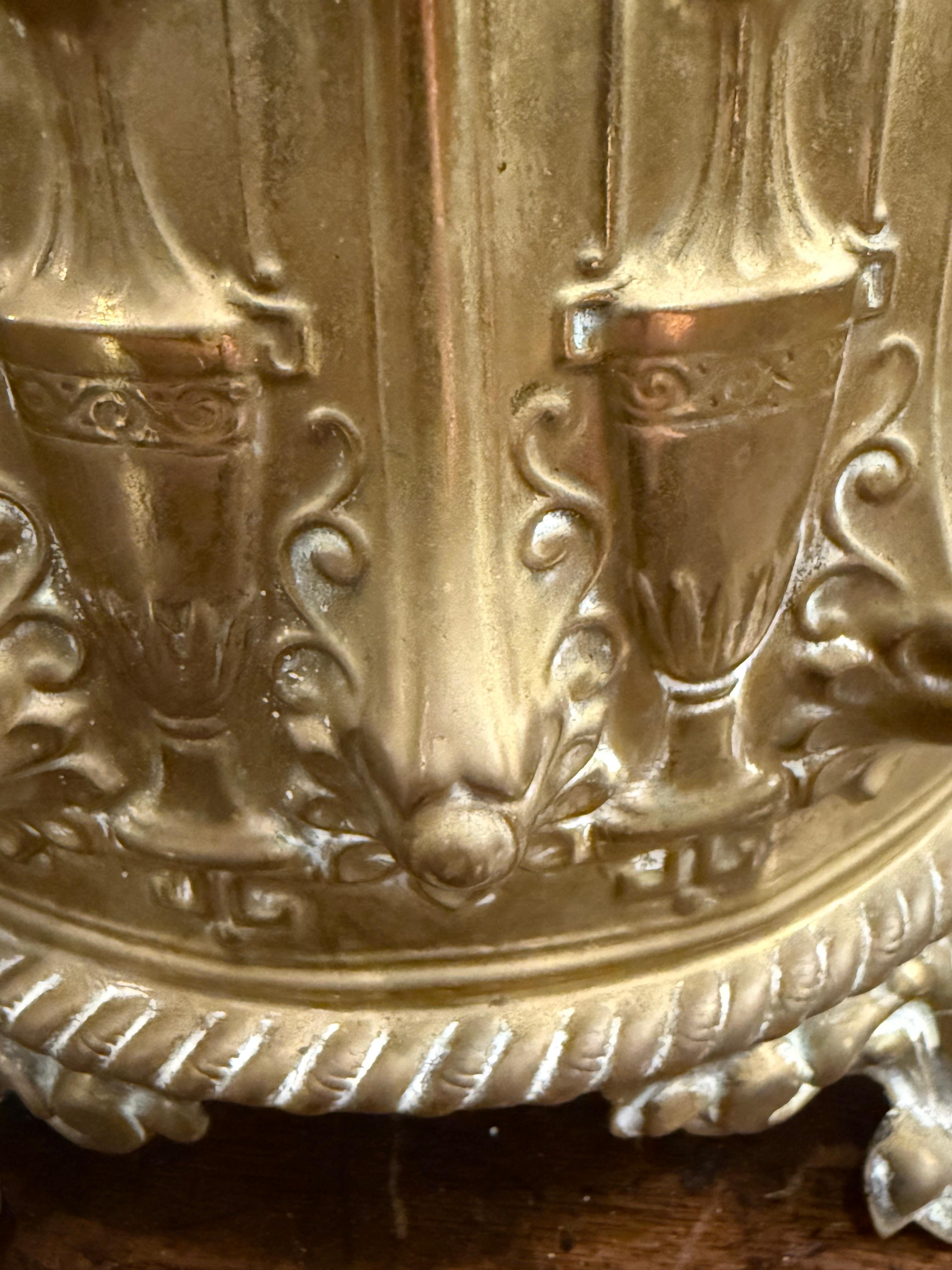 Vaso in ottone con spolvero, XIX secolo in vendita 4
