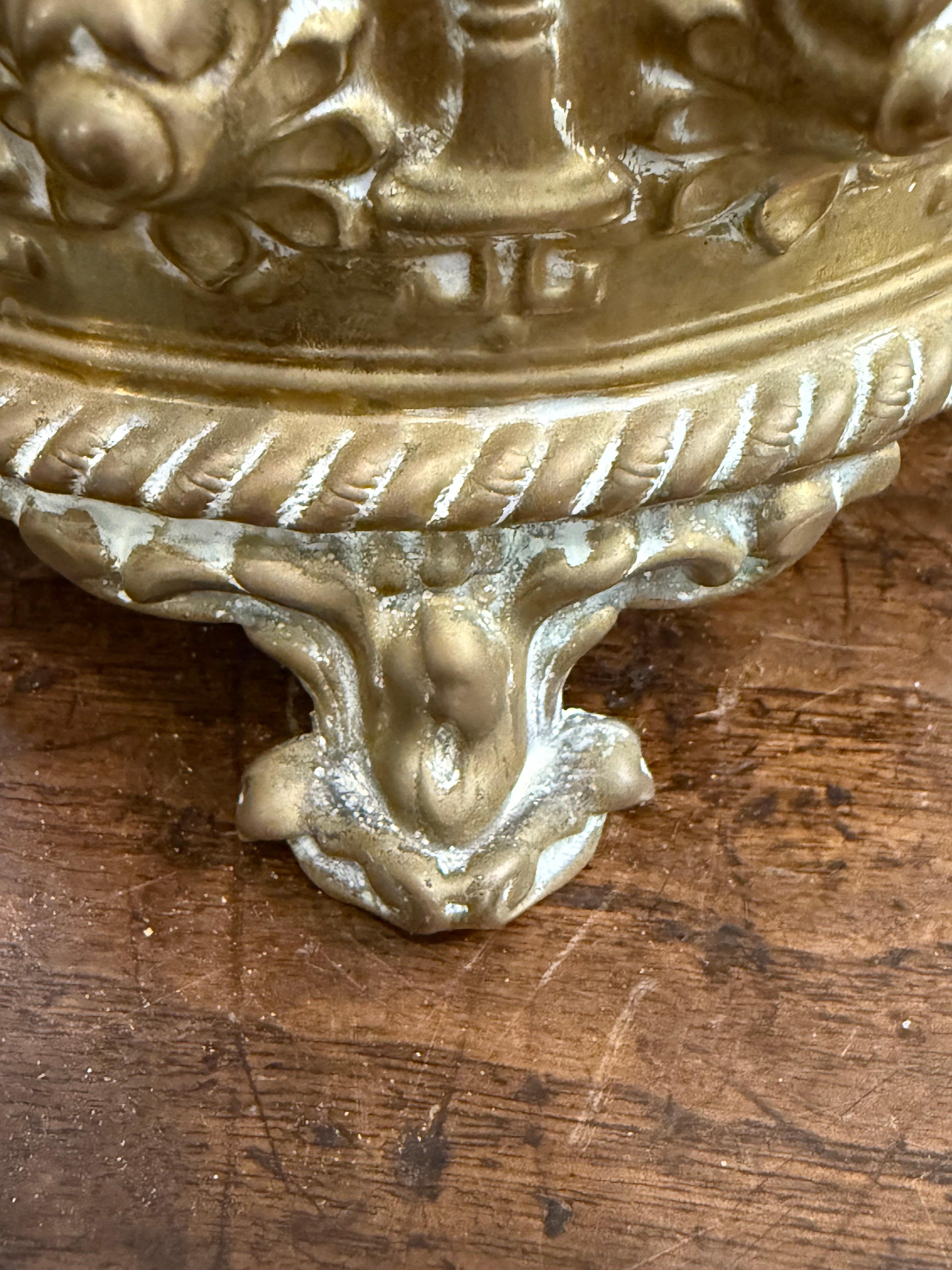 Vaso in ottone con spolvero, XIX secolo in vendita 5