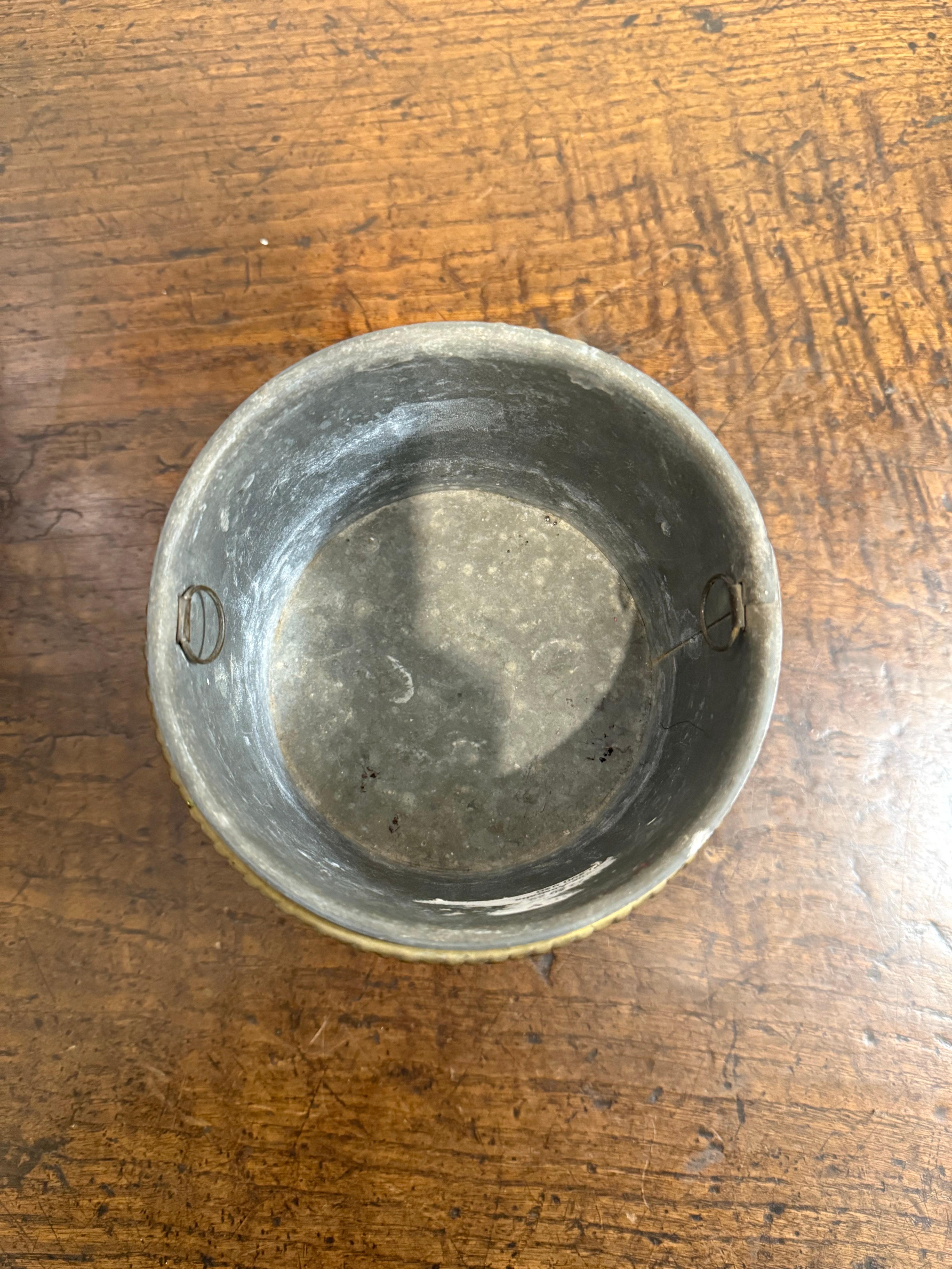 Vaso in ottone con spolvero, XIX secolo in vendita 6