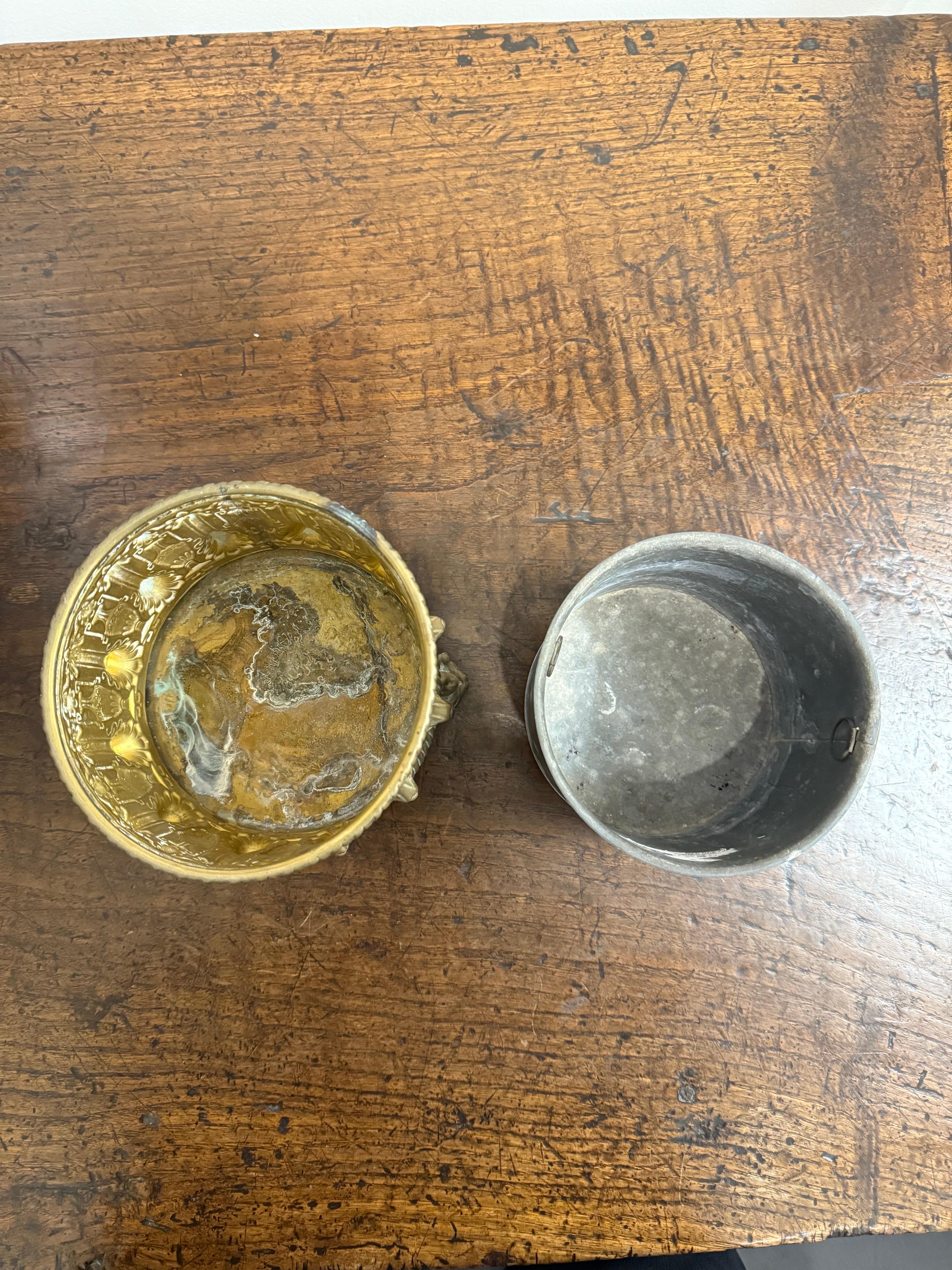 Vaso in ottone con spolvero, XIX secolo in vendita 7