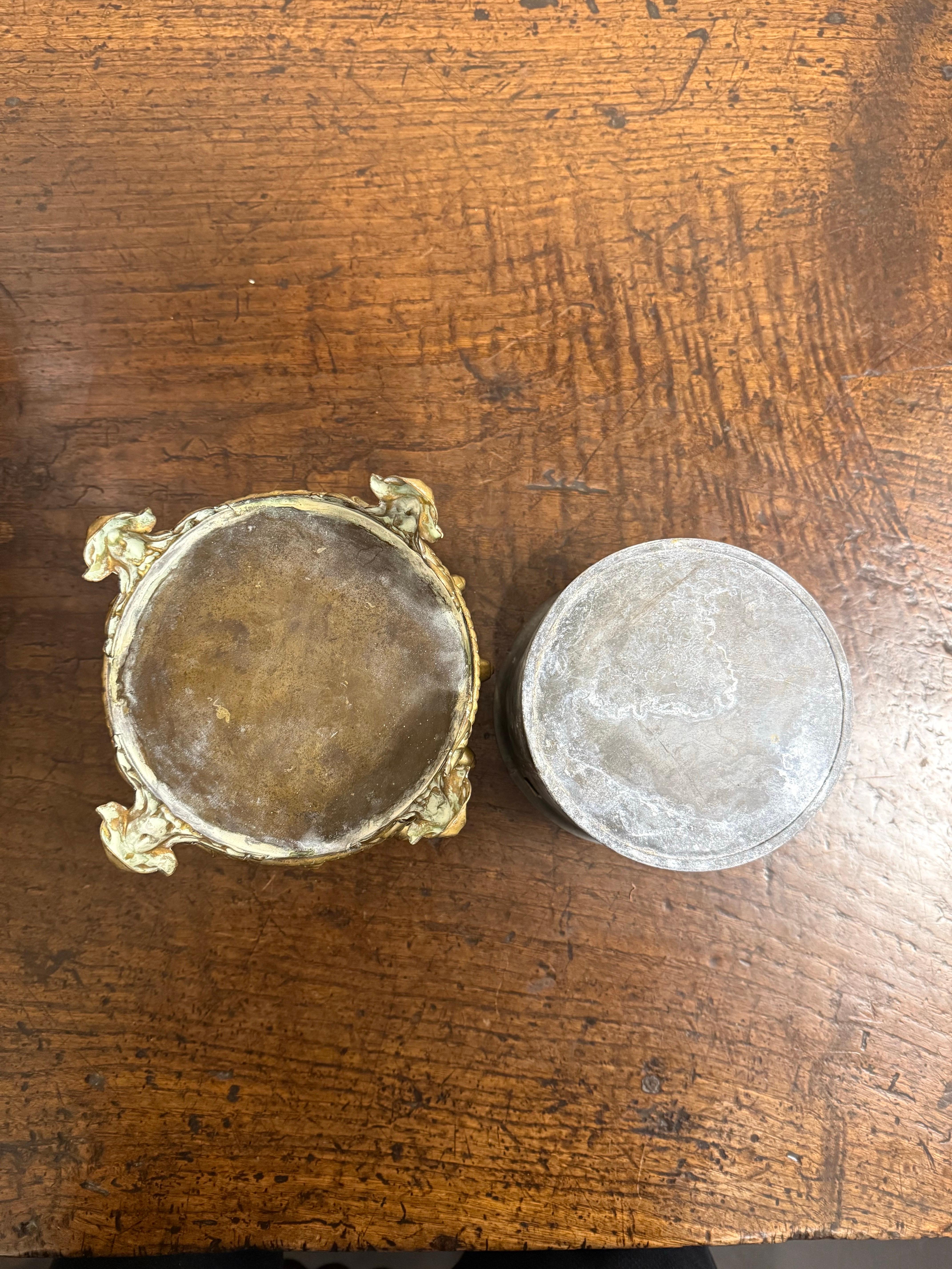Vaso in ottone con spolvero, XIX secolo in vendita 8