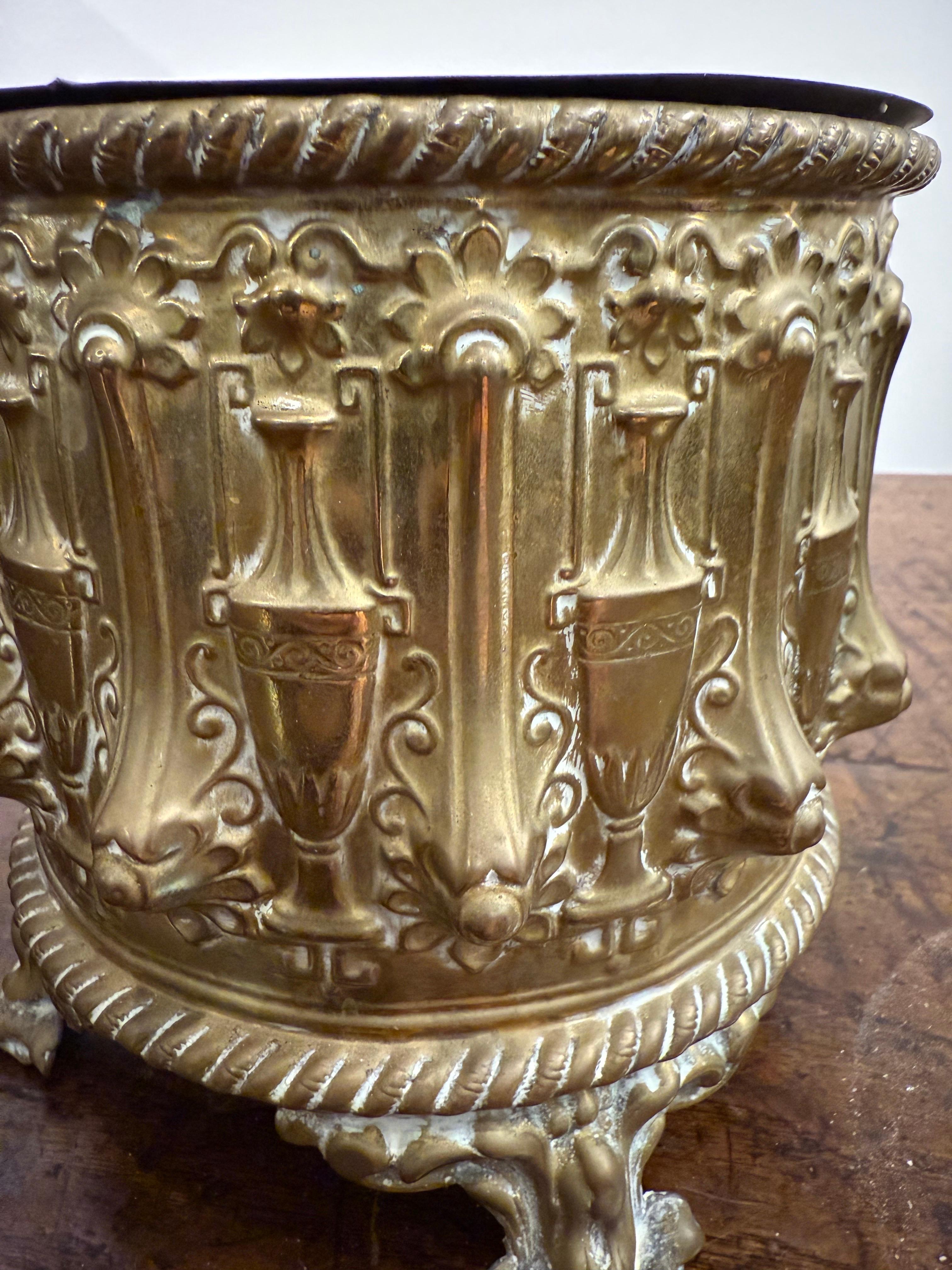 Vaso in ottone con spolvero, XIX secolo in vendita 12