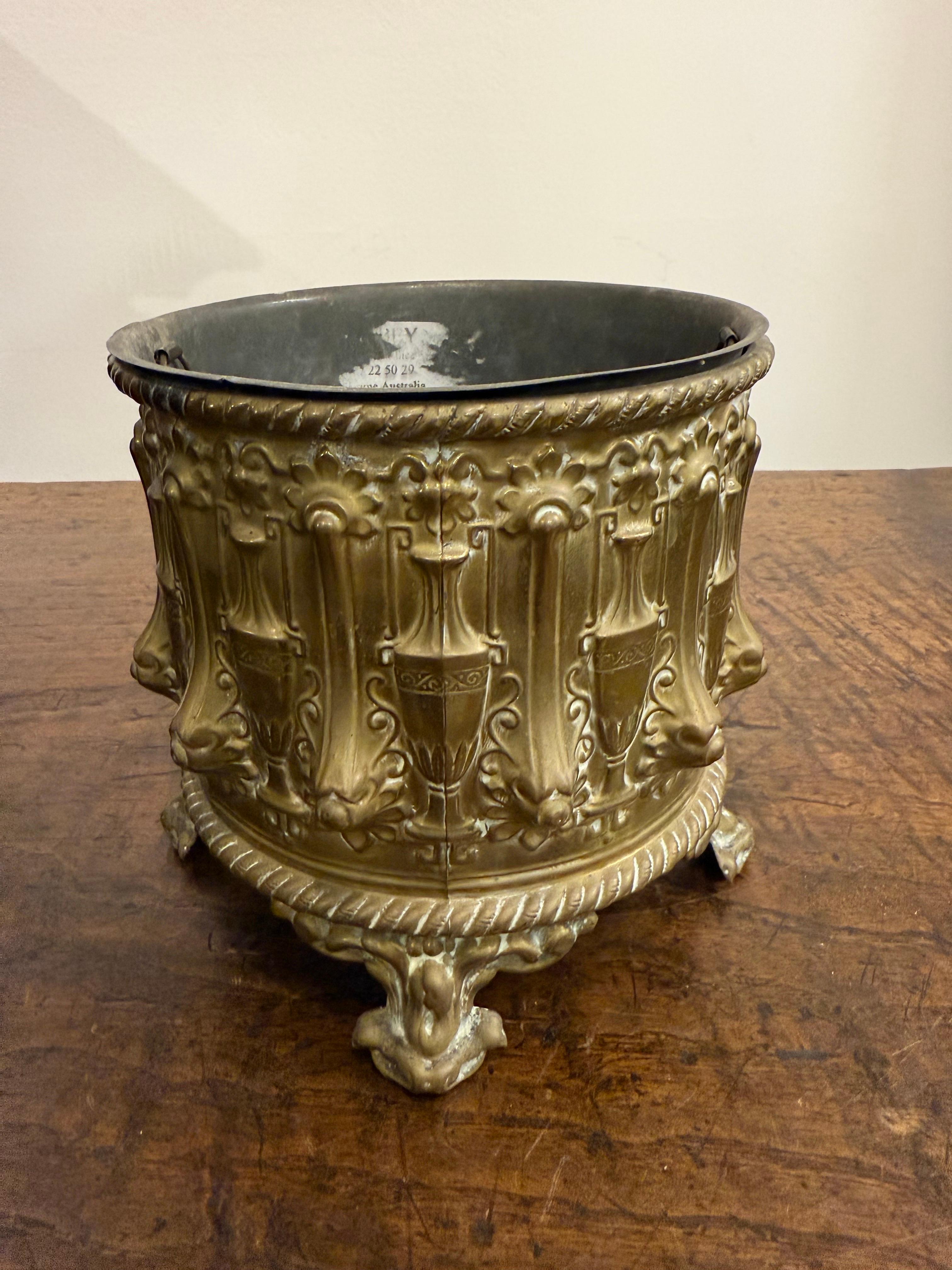 Vaso in ottone con spolvero, XIX secolo

Origine e caratteristiche:
Questo particolare jardinière è probabilmente di origine francese e presenta una finitura in ottone lucido, elementi decorativi e poggia su piedini decorativi. 

Design:
Il design