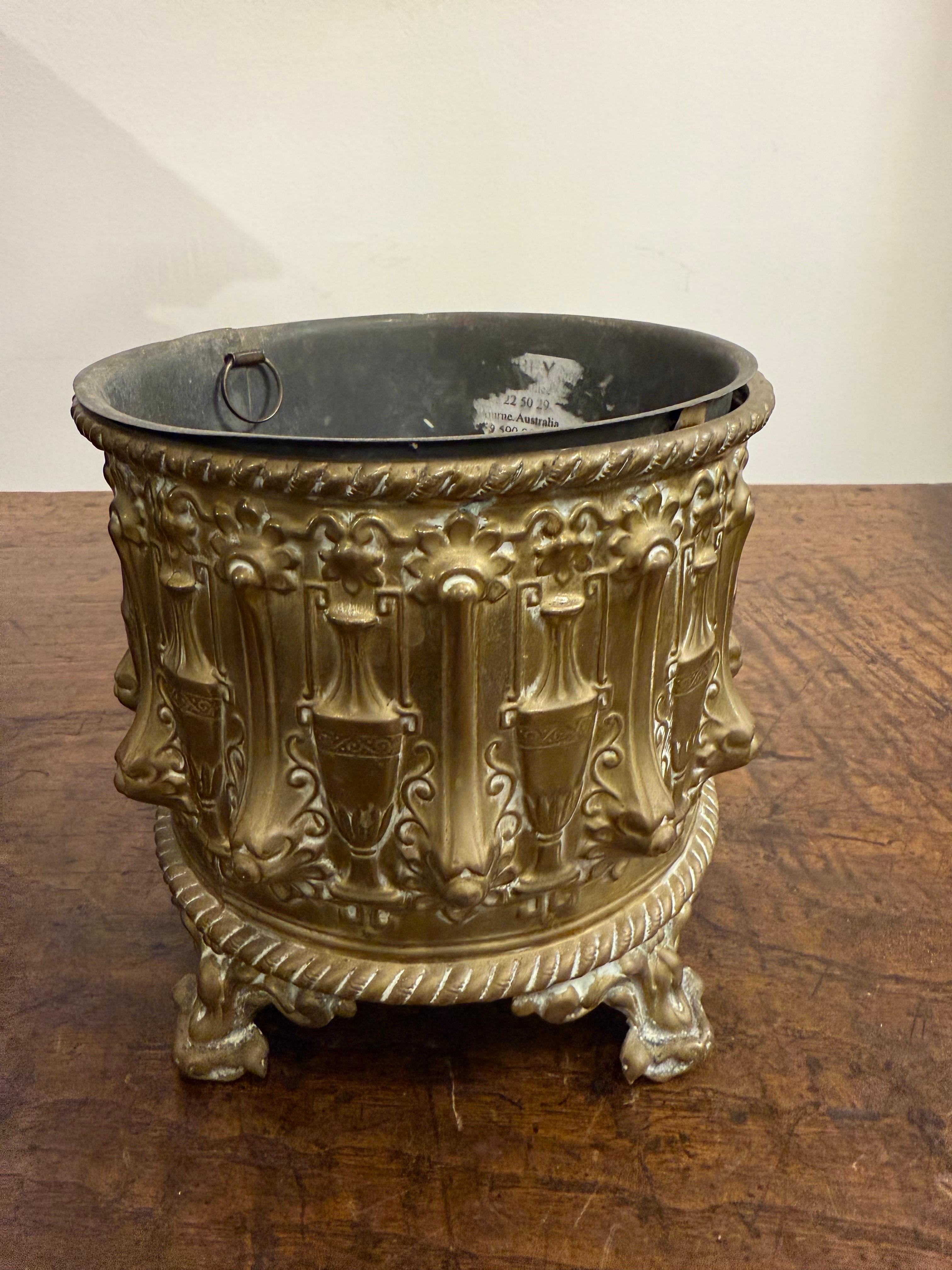 Francese Vaso in ottone con spolvero, XIX secolo in vendita