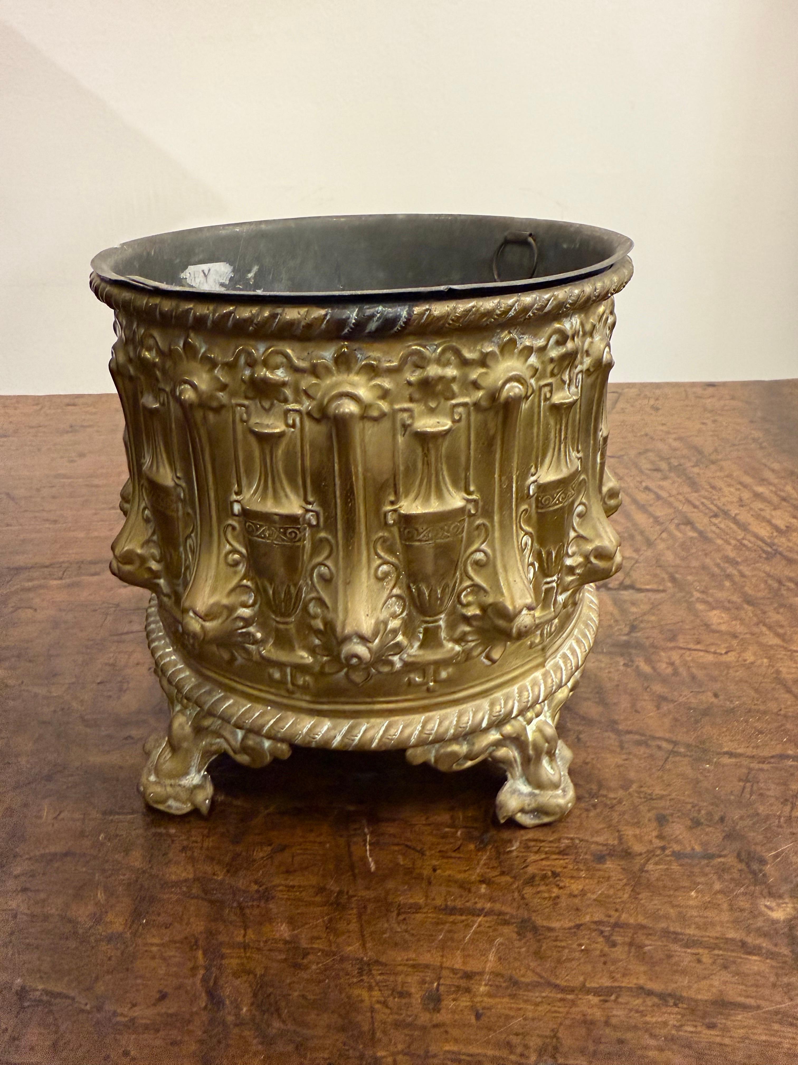 Sbalzo Vaso in ottone con spolvero, XIX secolo in vendita