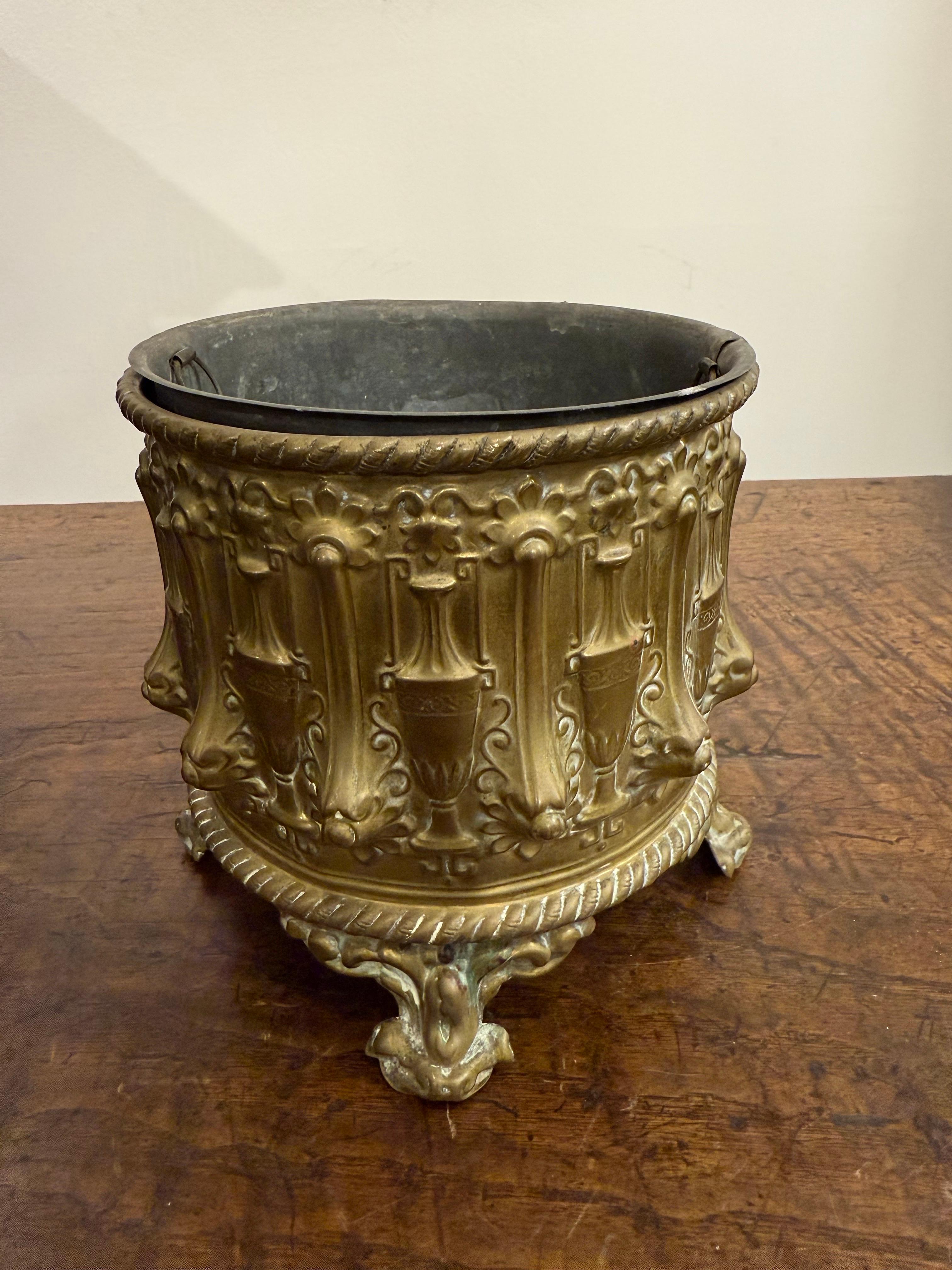 Vaso in ottone con spolvero, XIX secolo In condizioni buone in vendita a ARMADALE, VIC
