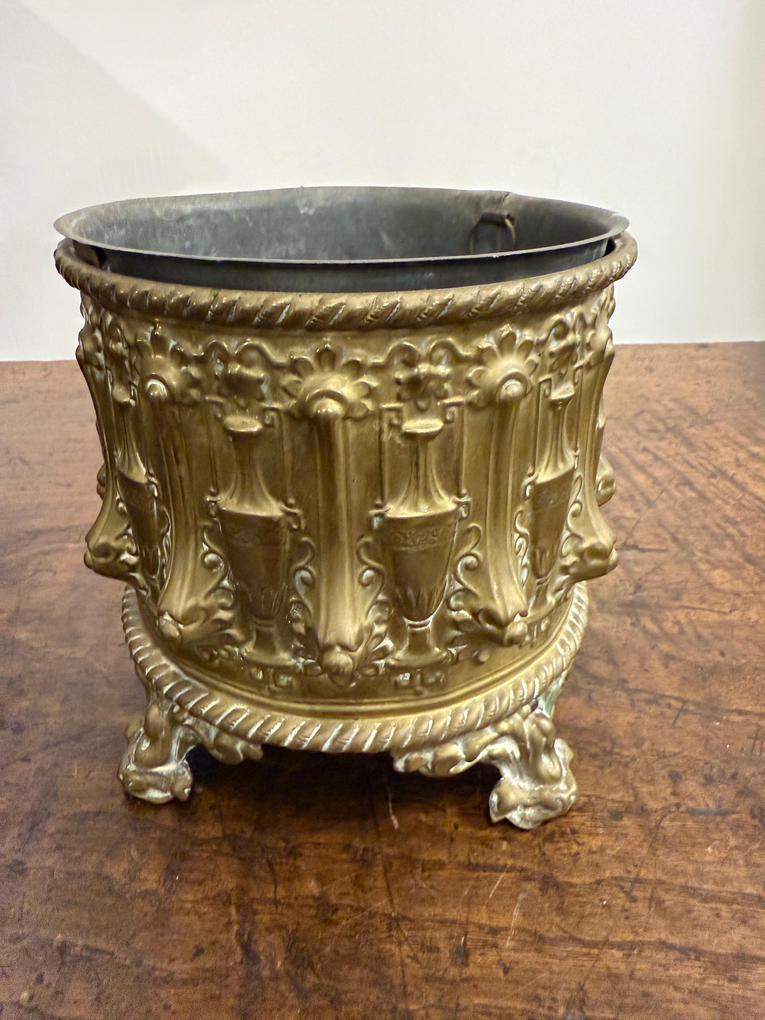 Ottone Vaso in ottone con spolvero, XIX secolo in vendita