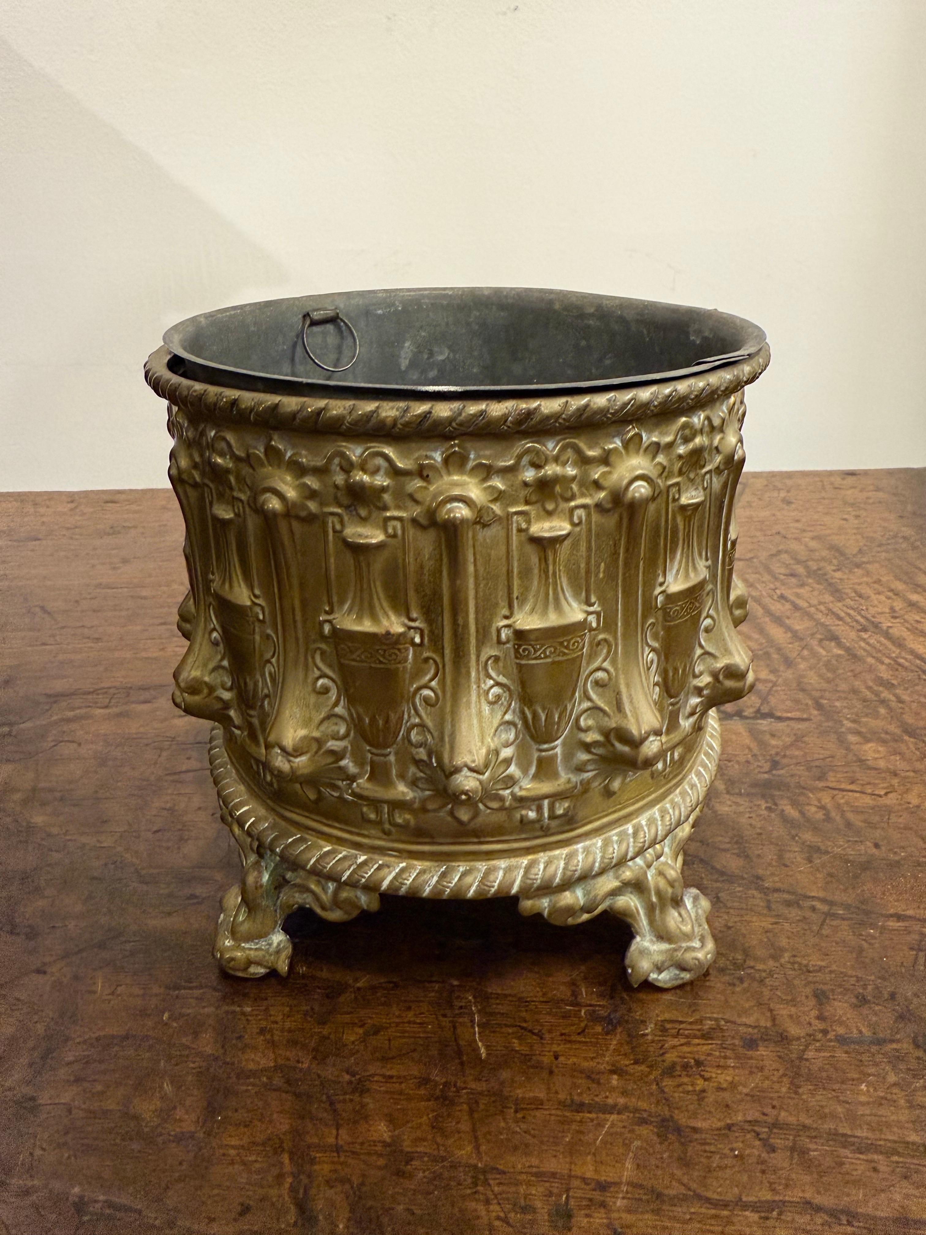 Vaso in ottone con spolvero, XIX secolo in vendita 1