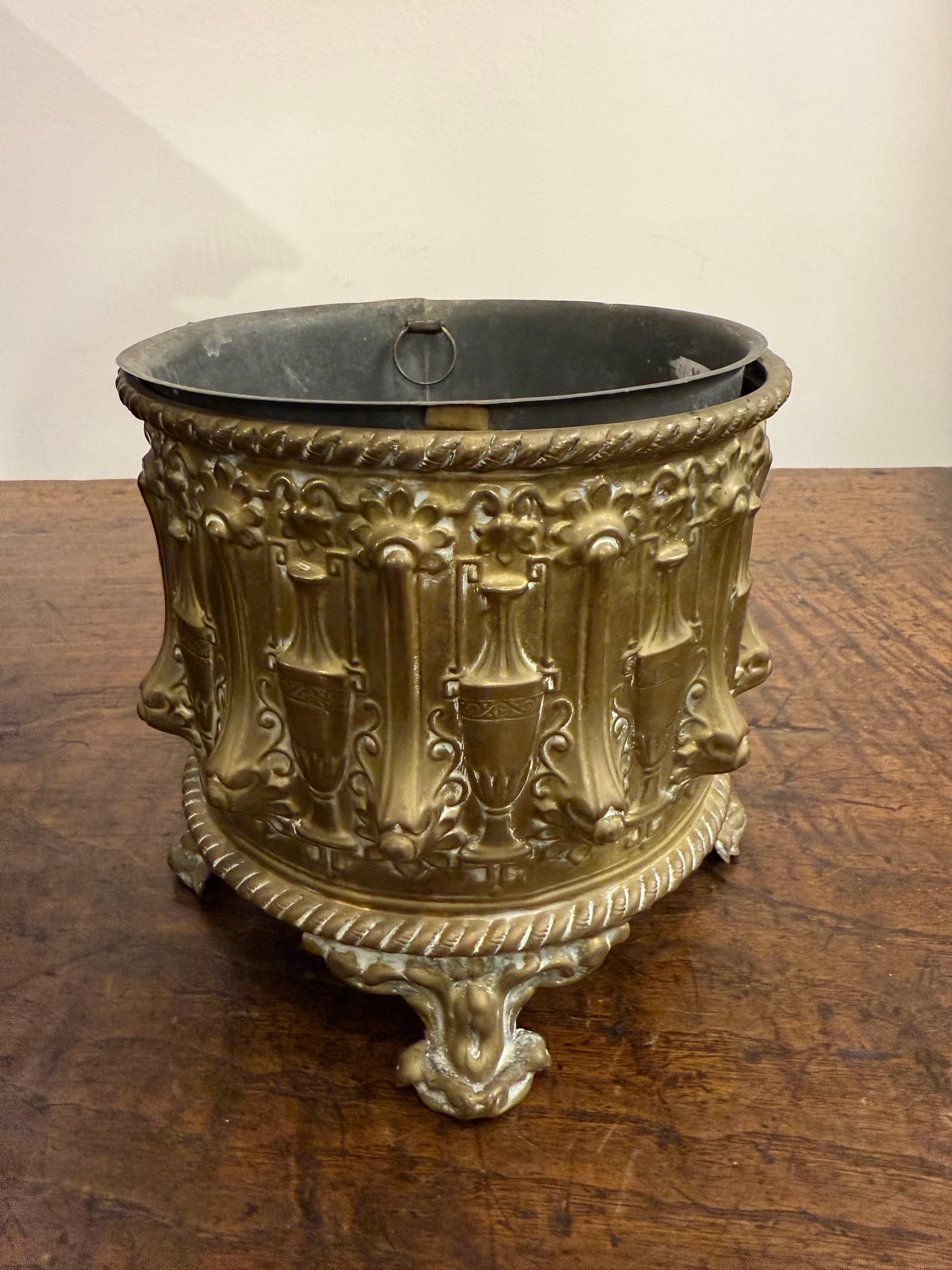 Vaso in ottone con spolvero, XIX secolo in vendita 2