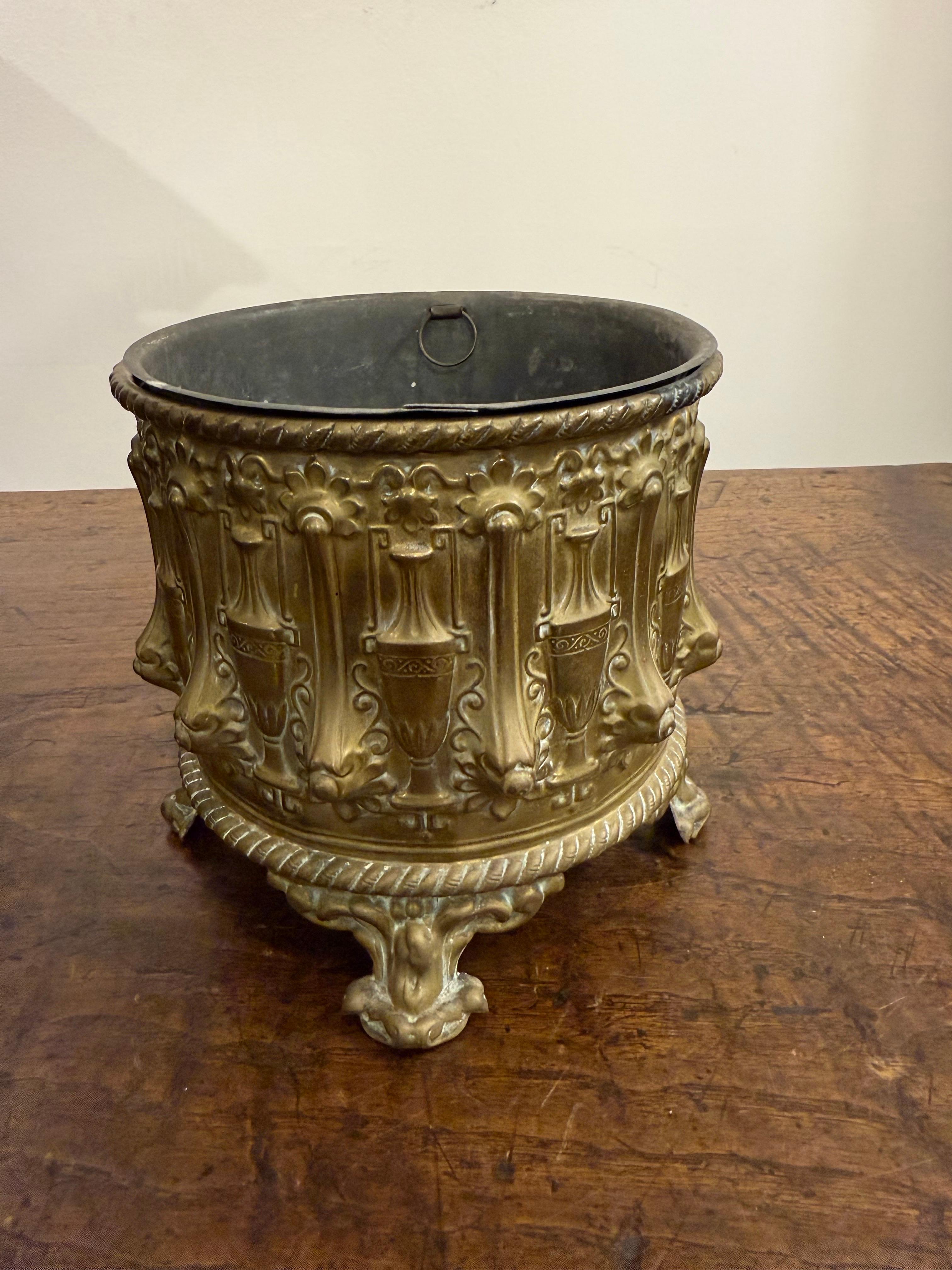 Vaso in ottone con spolvero, XIX secolo in vendita 3