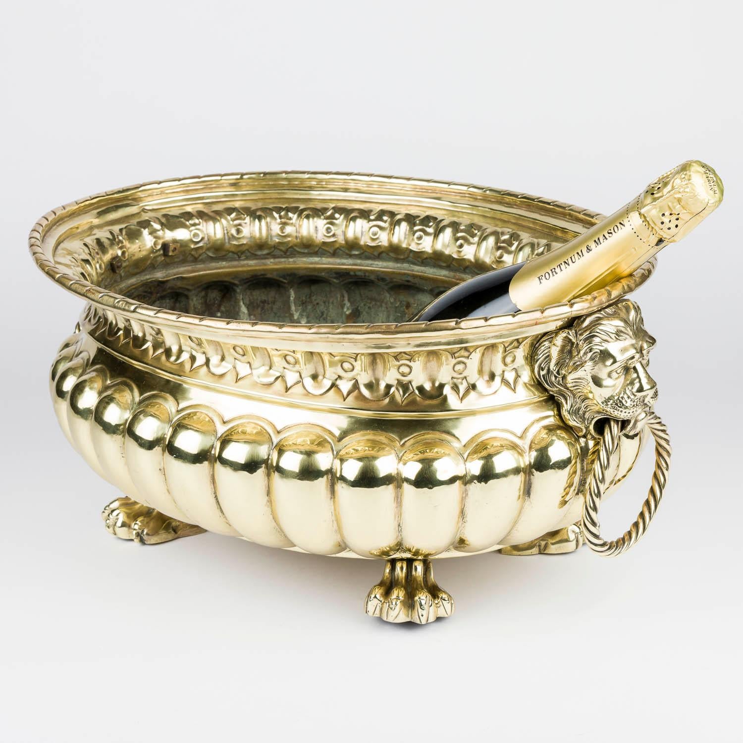 Una jardinière in ottone repoussé con manici ad anello e piedi a zampa in vendita 2