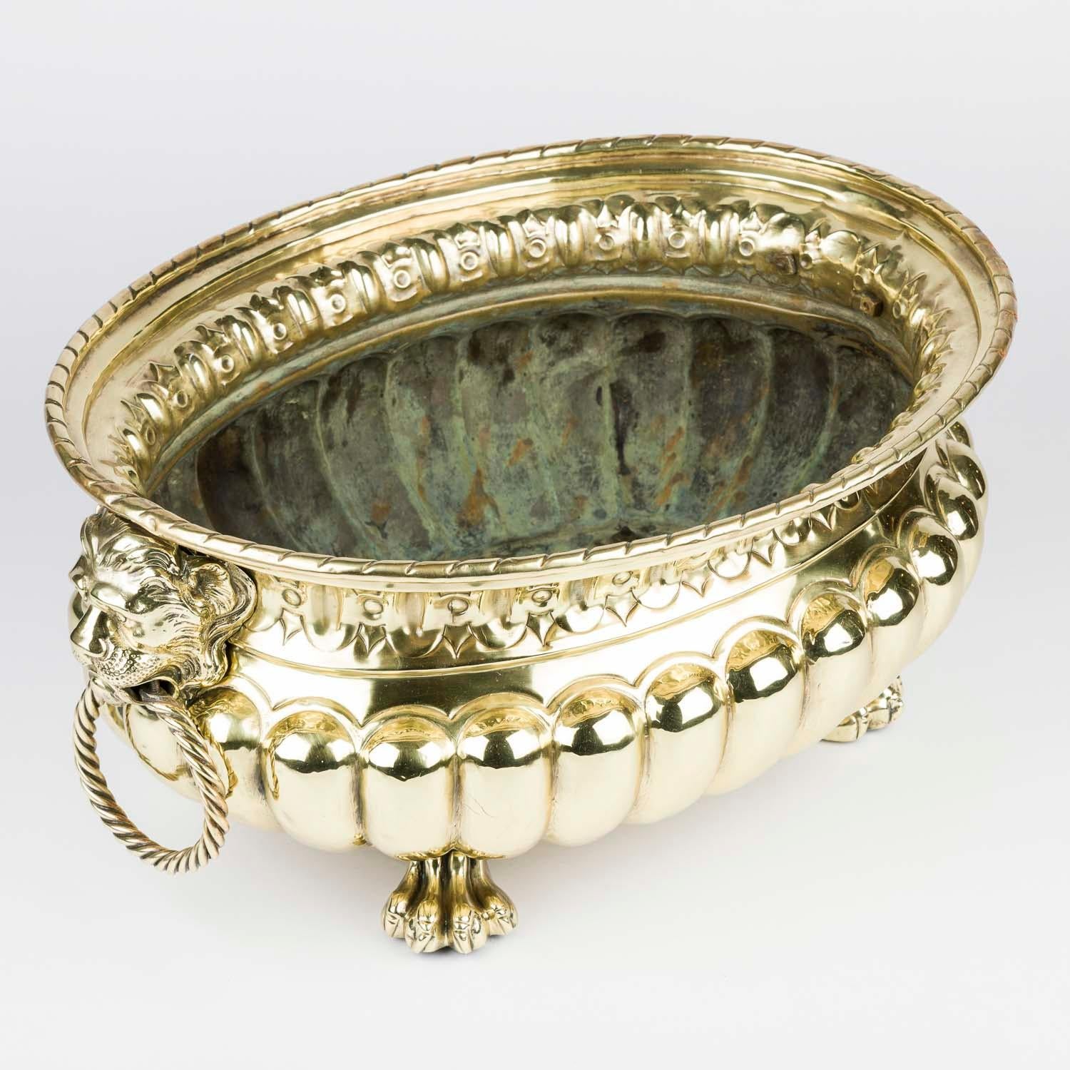 Fioriera in ottone repoussé della fine del XIX secolo con manici ad anello a testa di animale e piedi a zampa.


