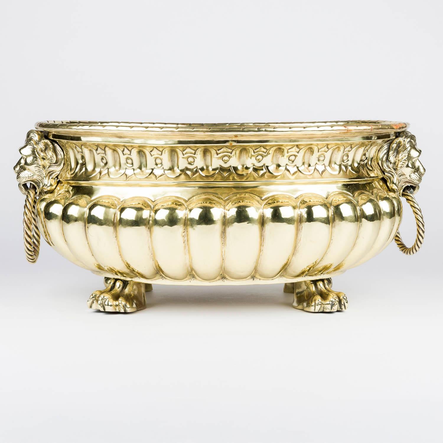 Francese Una jardinière in ottone repoussé con manici ad anello e piedi a zampa in vendita