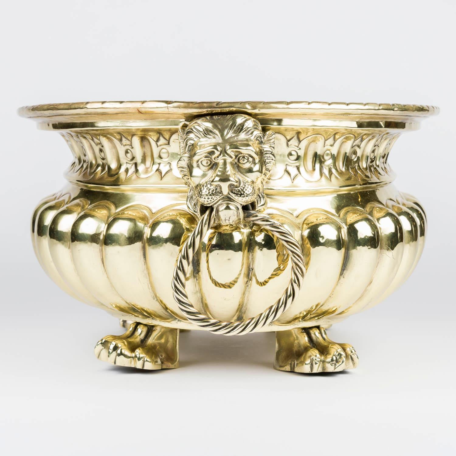 Sbalzo Una jardinière in ottone repoussé con manici ad anello e piedi a zampa in vendita