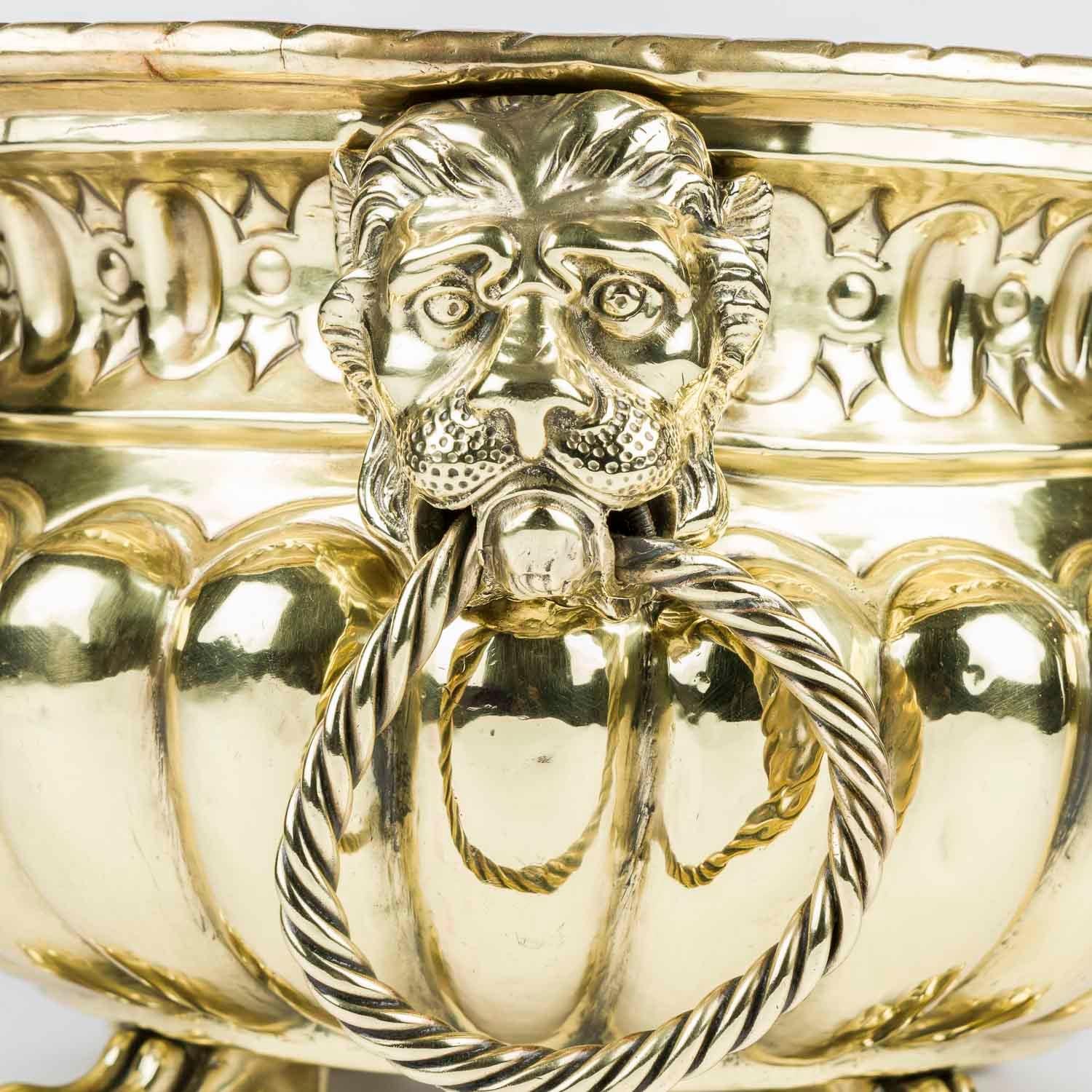 Una jardinière in ottone repoussé con manici ad anello e piedi a zampa In condizioni buone in vendita a London, GB