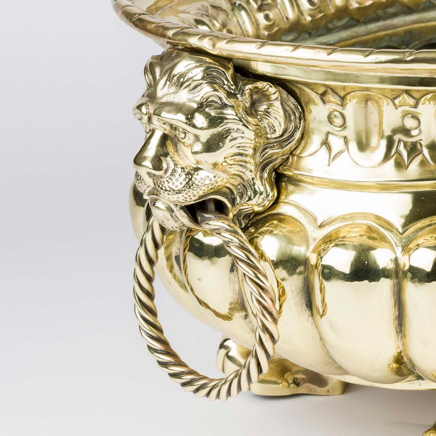 XIX secolo Una jardinière in ottone repoussé con manici ad anello e piedi a zampa in vendita