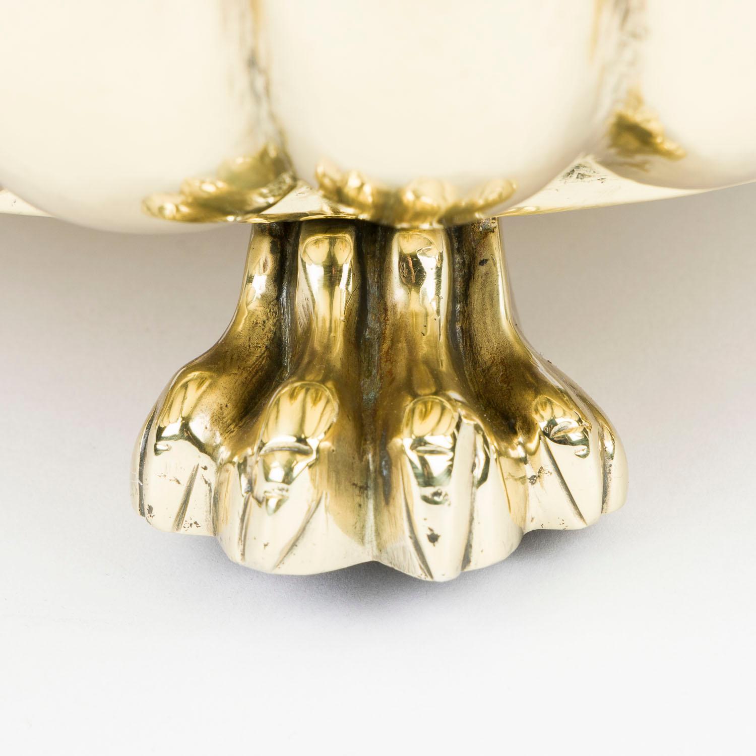 Una jardinière in ottone repoussé con manici ad anello e piedi a zampa in vendita 1