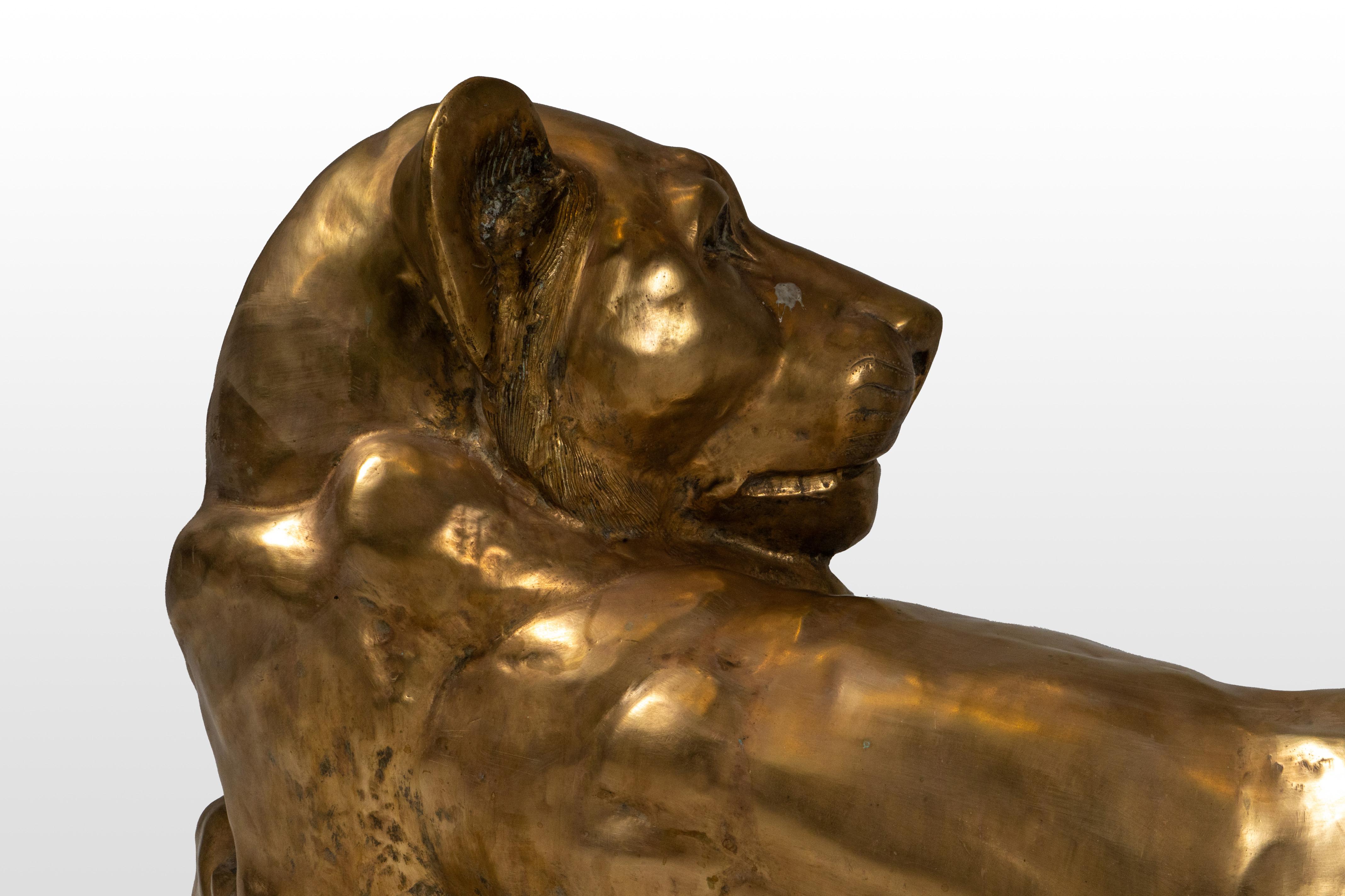 Scultura in ottone raffigurante una leonessa con cuccioli di leone in vendita 4