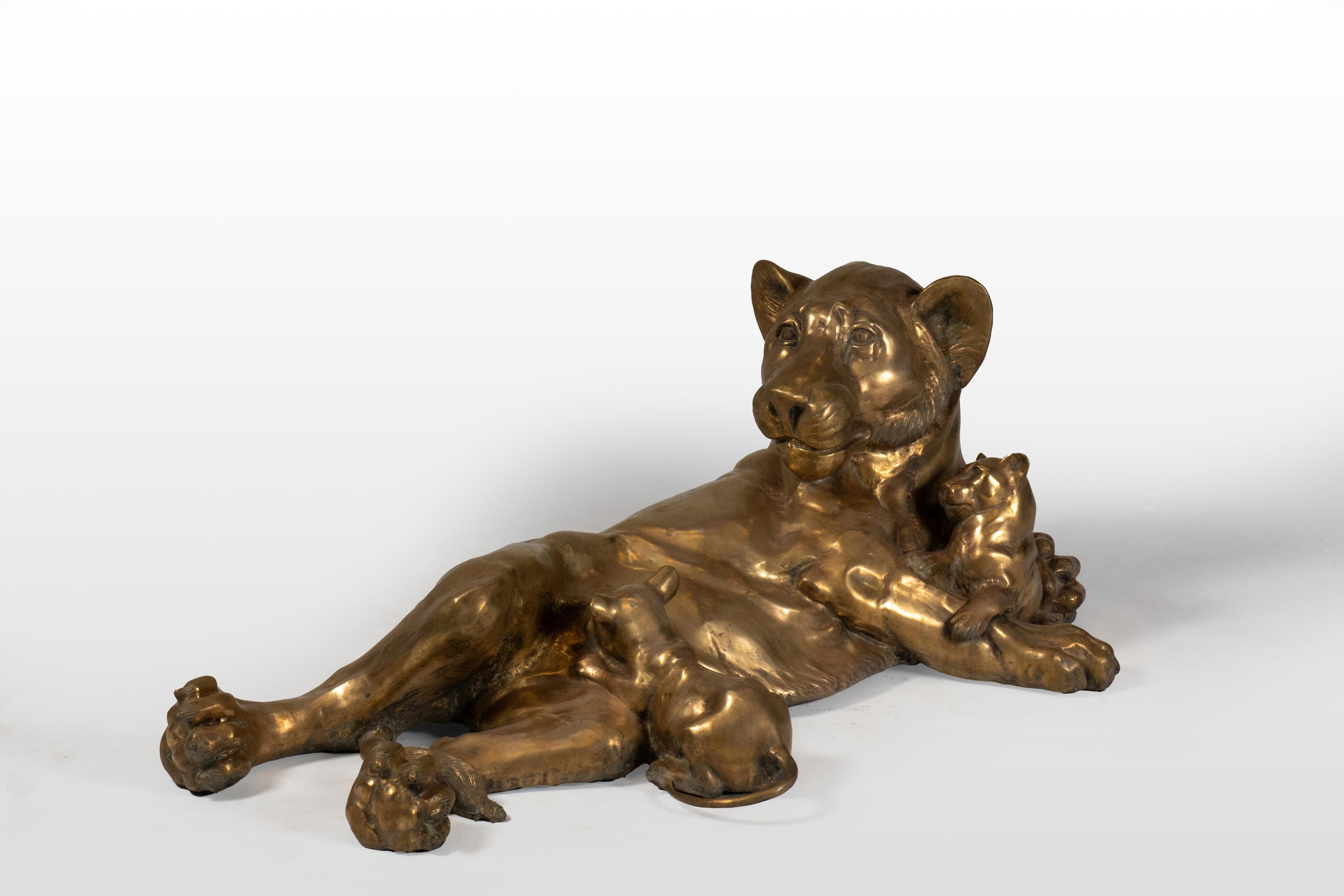Indiano Scultura in ottone raffigurante una leonessa con cuccioli di leone in vendita