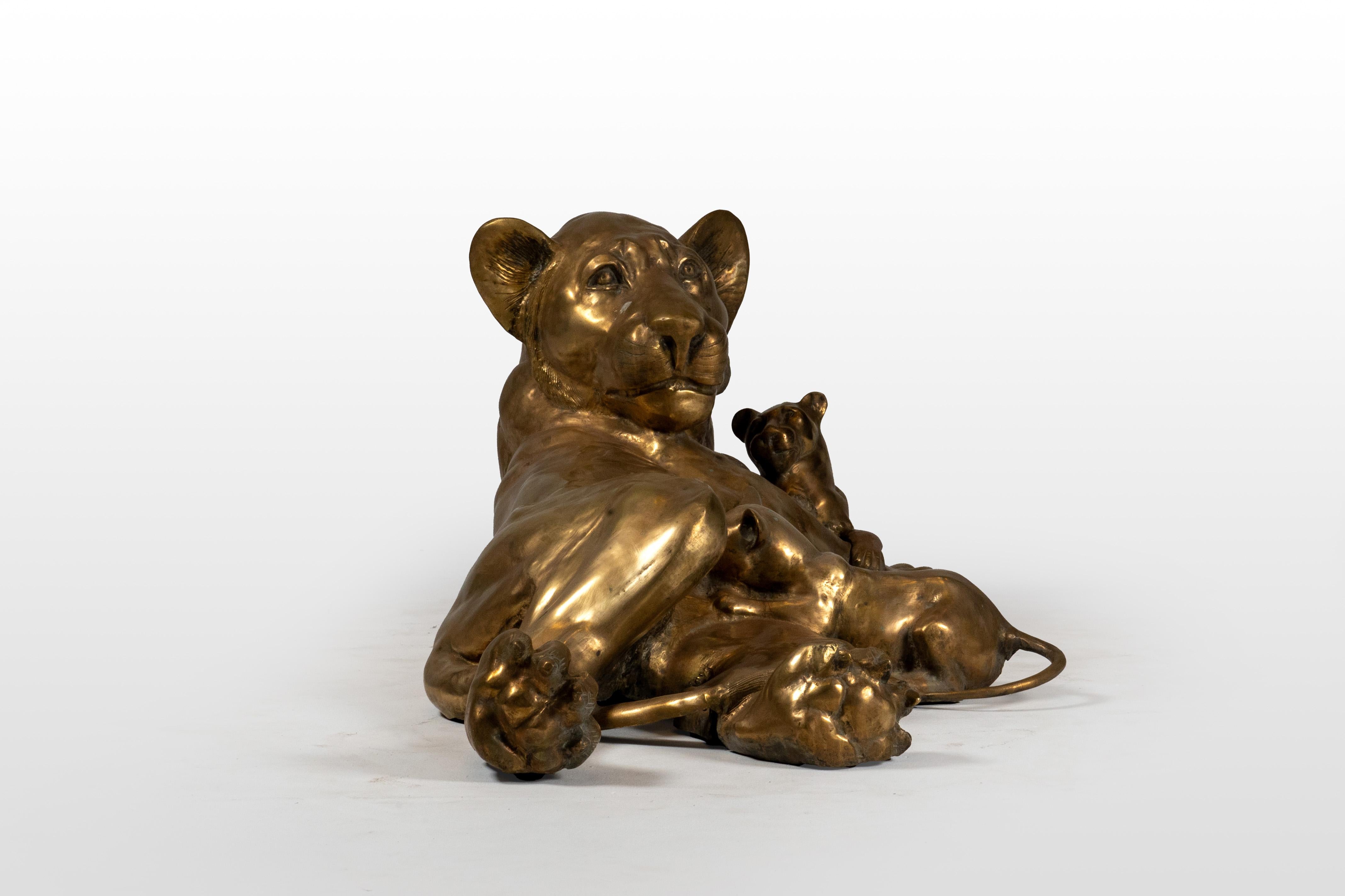 Scultura in ottone raffigurante una leonessa con cuccioli di leone In condizioni buone in vendita a Chicago, IL